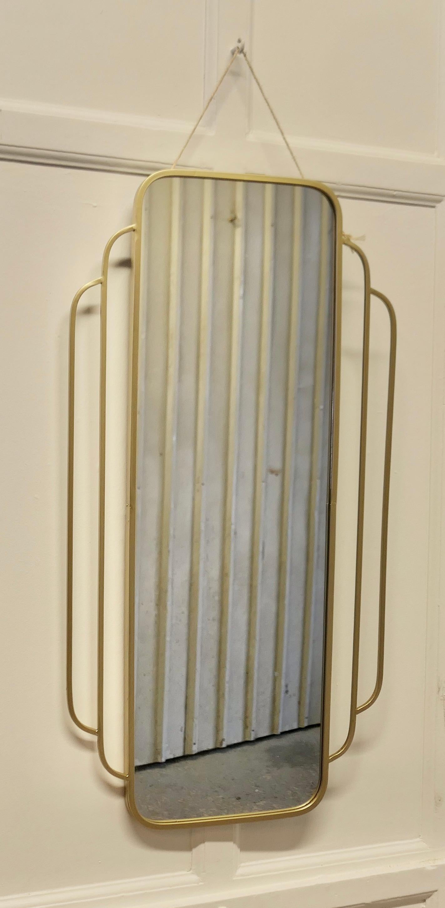Miroir mural long de style Art déco  

Ce miroir élégant et étroit est placé dans  cadre à baguette en métal doré de style odéon  
Il s'agit de  une pièce très inhabituelle et en bon état 
Le miroir mesure 21