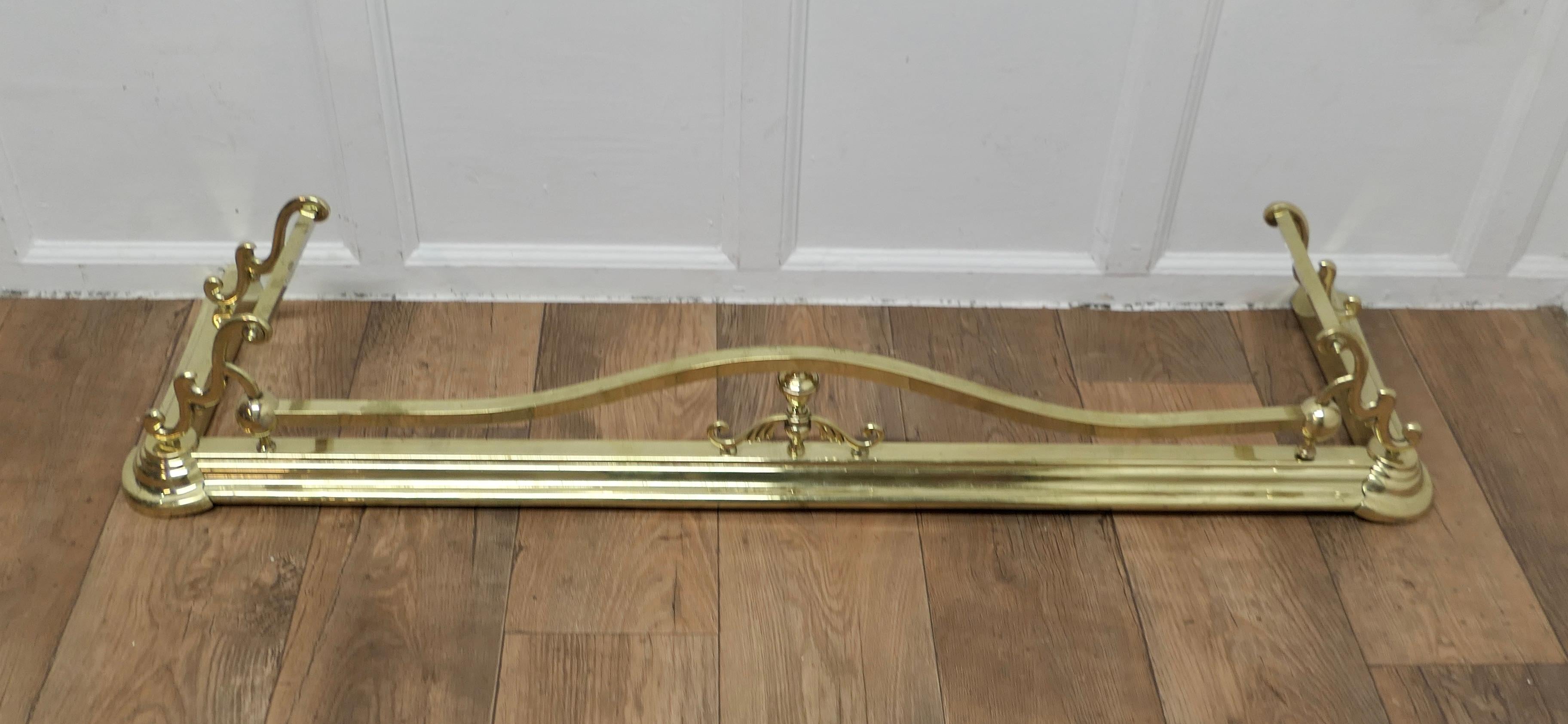 Long Art Nouveau Brass Fender  This is a Beautifully Designed Victorian Fender In Good Condition For Sale In Chillerton, Isle of Wight