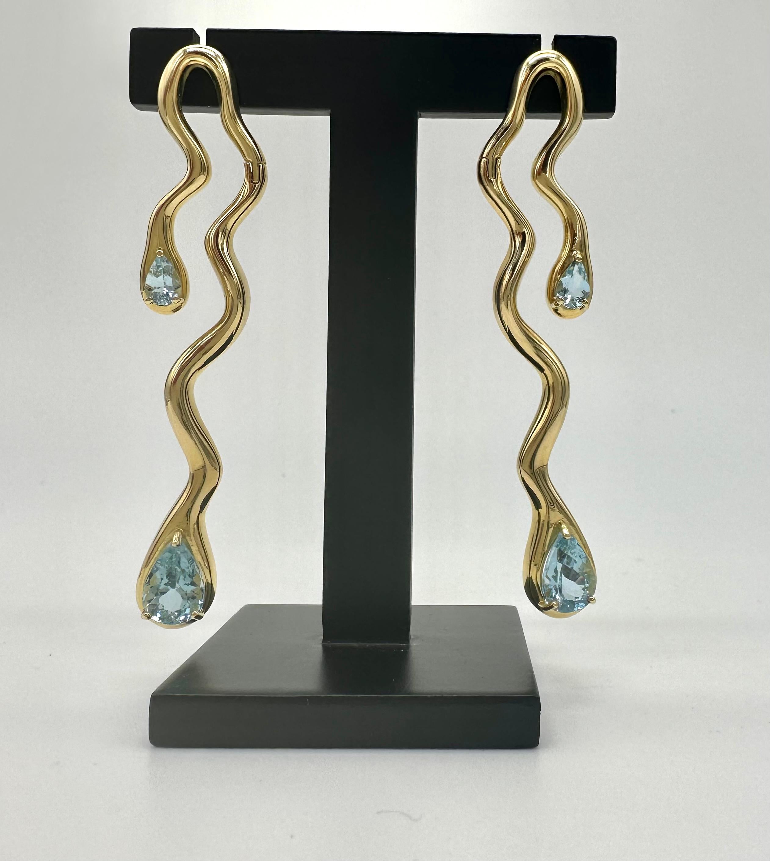 Long, articulated earrings in 18kt gold and 3.76 carat Aquamarine In New Condition For Sale In Cascais, Lisboa