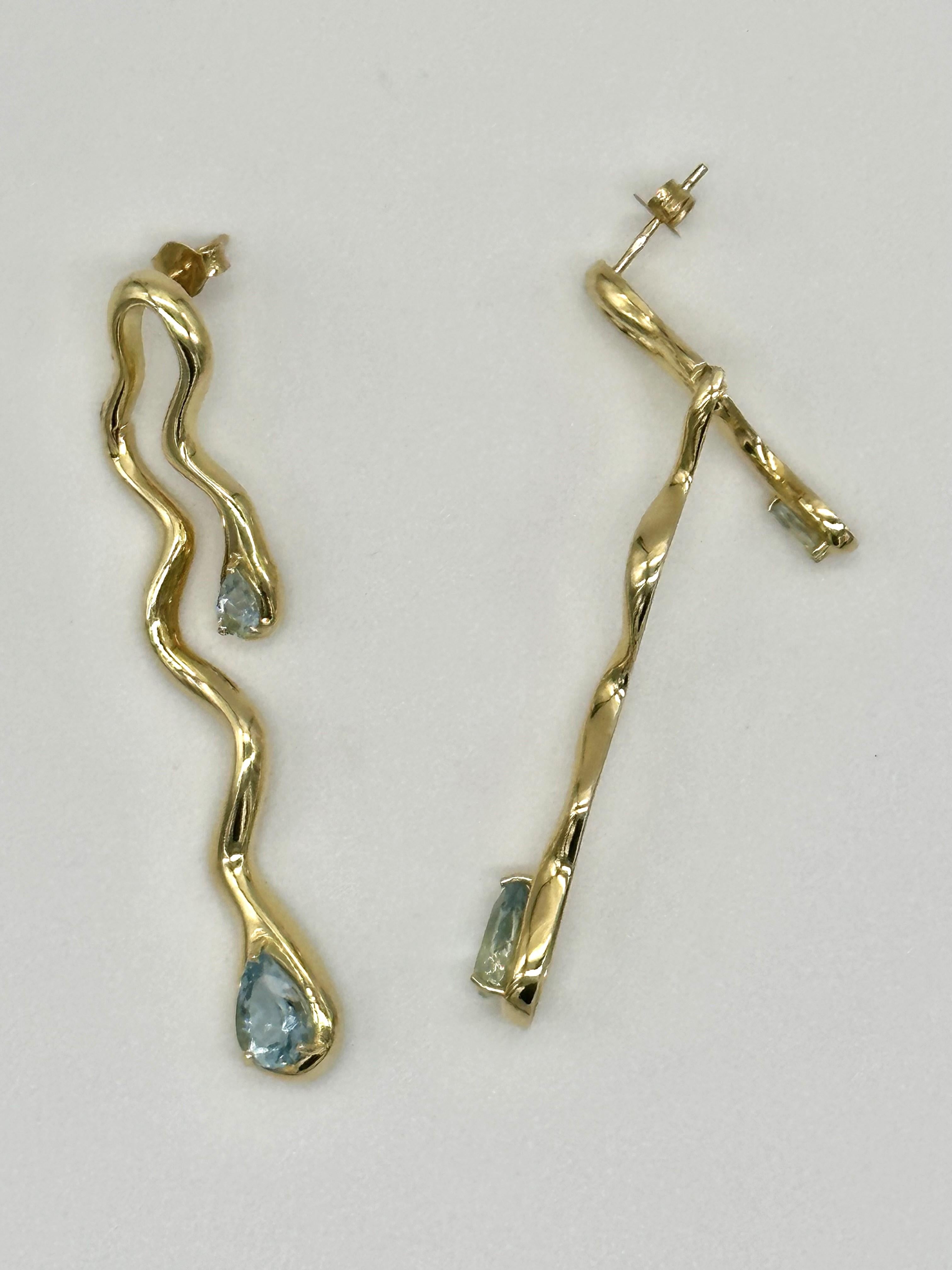 Long, articulated earrings in 18kt gold and 3.76 carat Aquamarine For Sale 3
