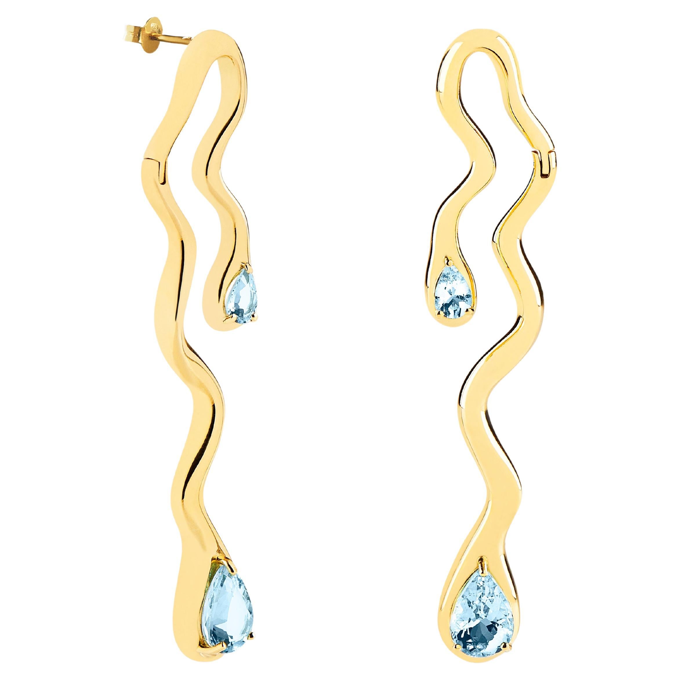 Long, articulated earrings in 18kt gold and 3.76 carat Aquamarine