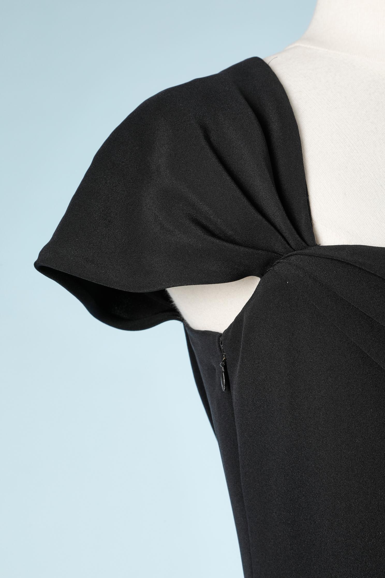 Noir Robe longue asymétrique en crêpe noir Bill Blass en vente