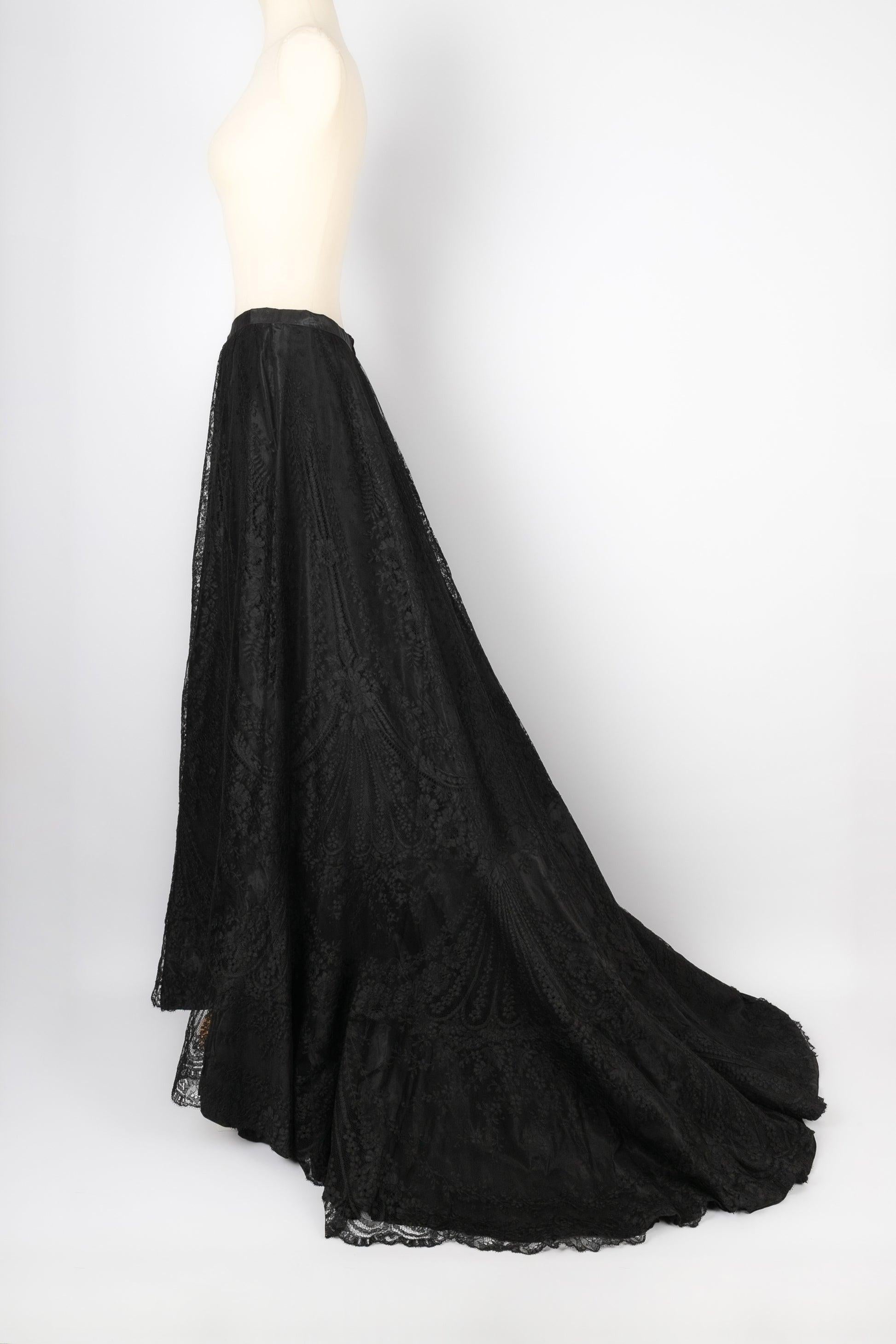 Anonyme - Long asymmetrical black lace skirt. No size label, it fits a 36FR.

Additional information:
Condition: Very good condition
Dimensions: Waist: 32 cm - Hips: 48 cm - Front length: 107 cm - Back length: 160 cm

Seller Reference: FJ109