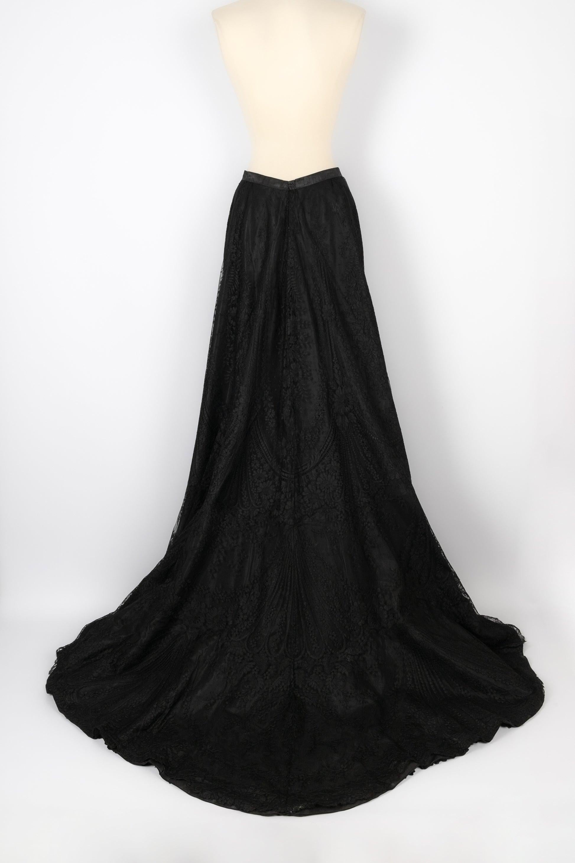 Long Asymmetrical Black Lace Skirt In Excellent Condition For Sale In SAINT-OUEN-SUR-SEINE, FR