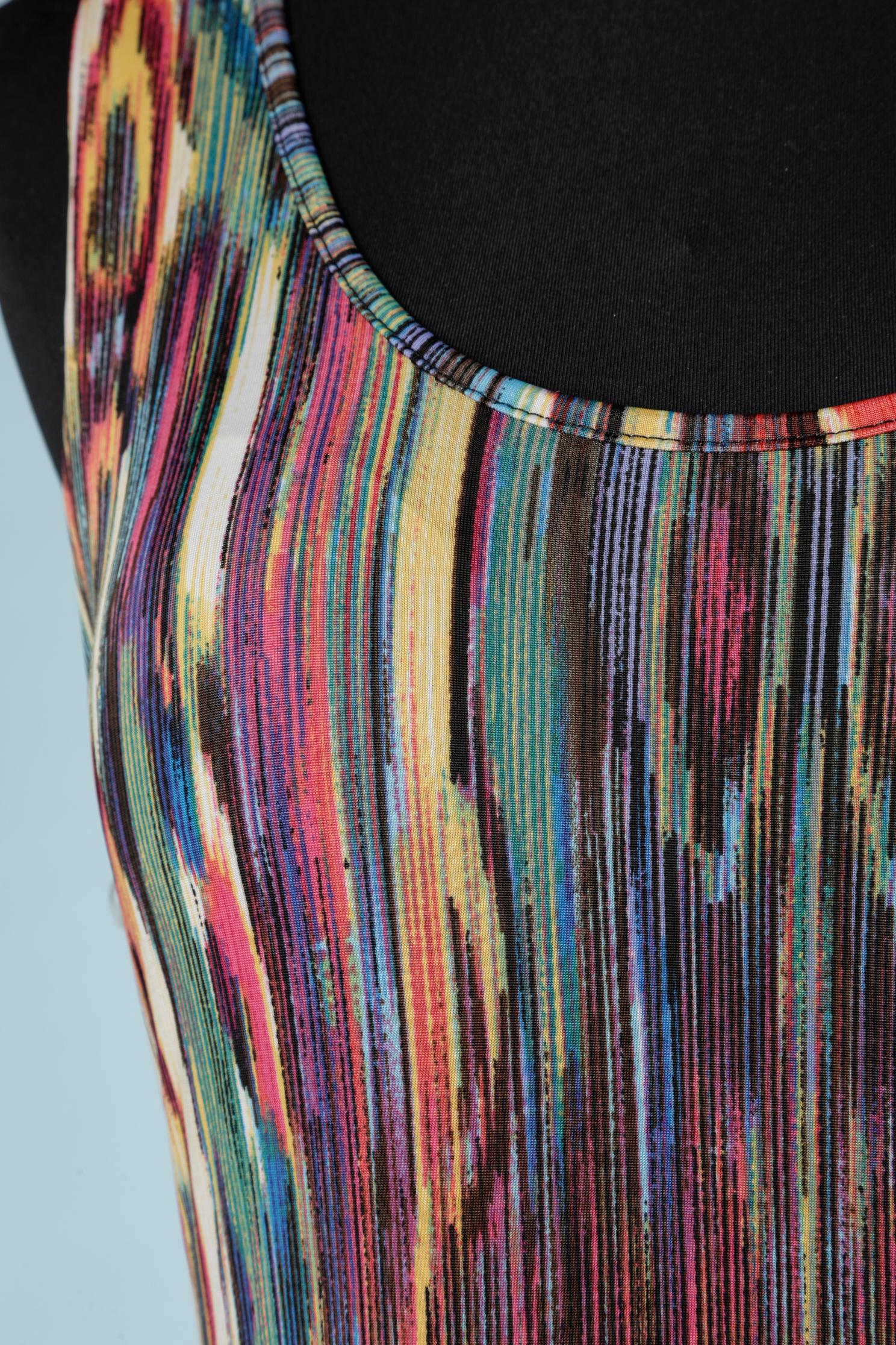 Long backless printed jersey evening dress with straps on the back . Main fabric: 95% rayon, 5% elastane. Same fabric lining inside the bust only. The brand tag has been cut.
SIZE M 
