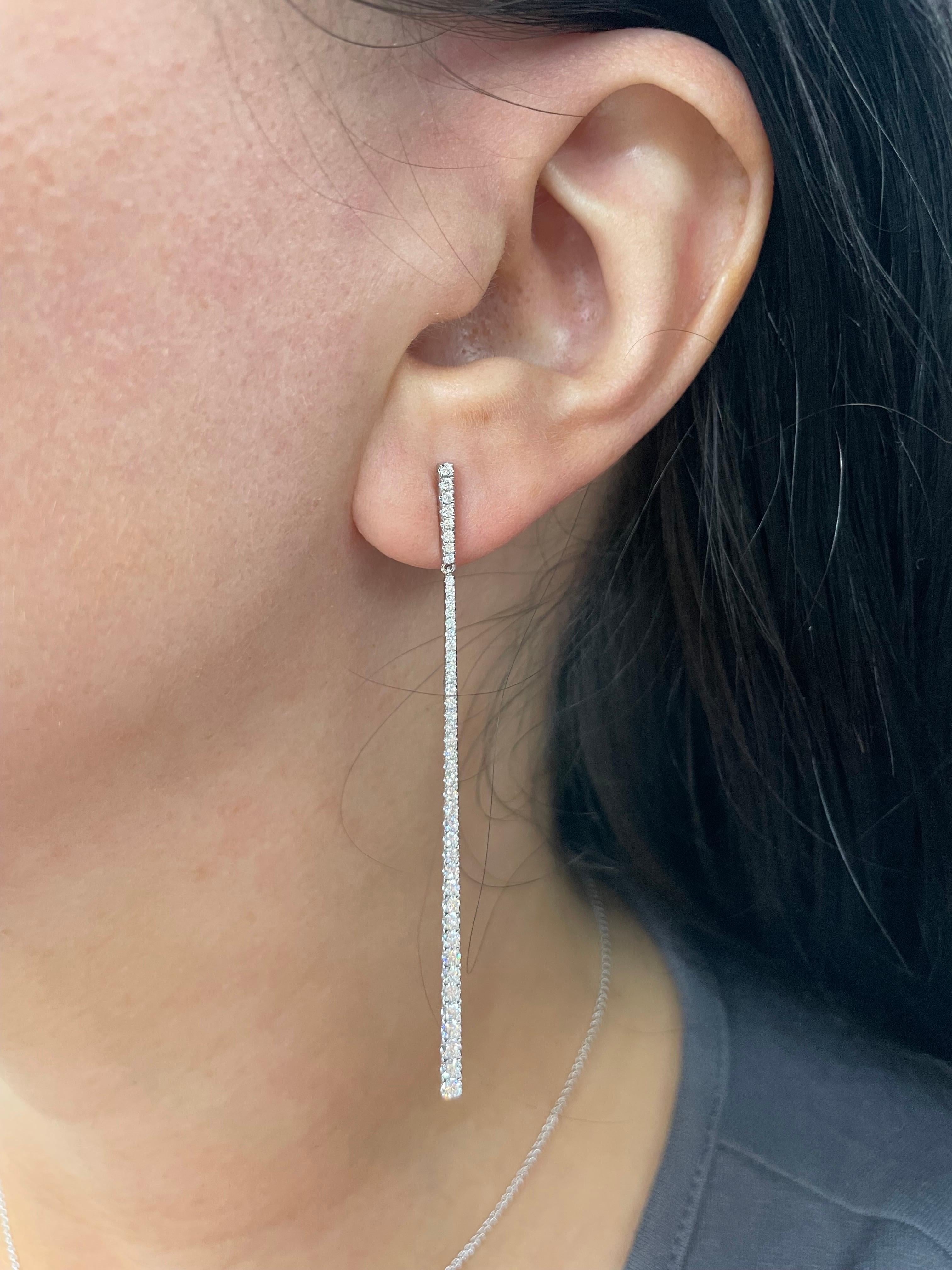 Long Bar Motif Diamond Drop Earrings 0.97 Carats 18 Karat White Gold 3.8 Grams For Sale 4
