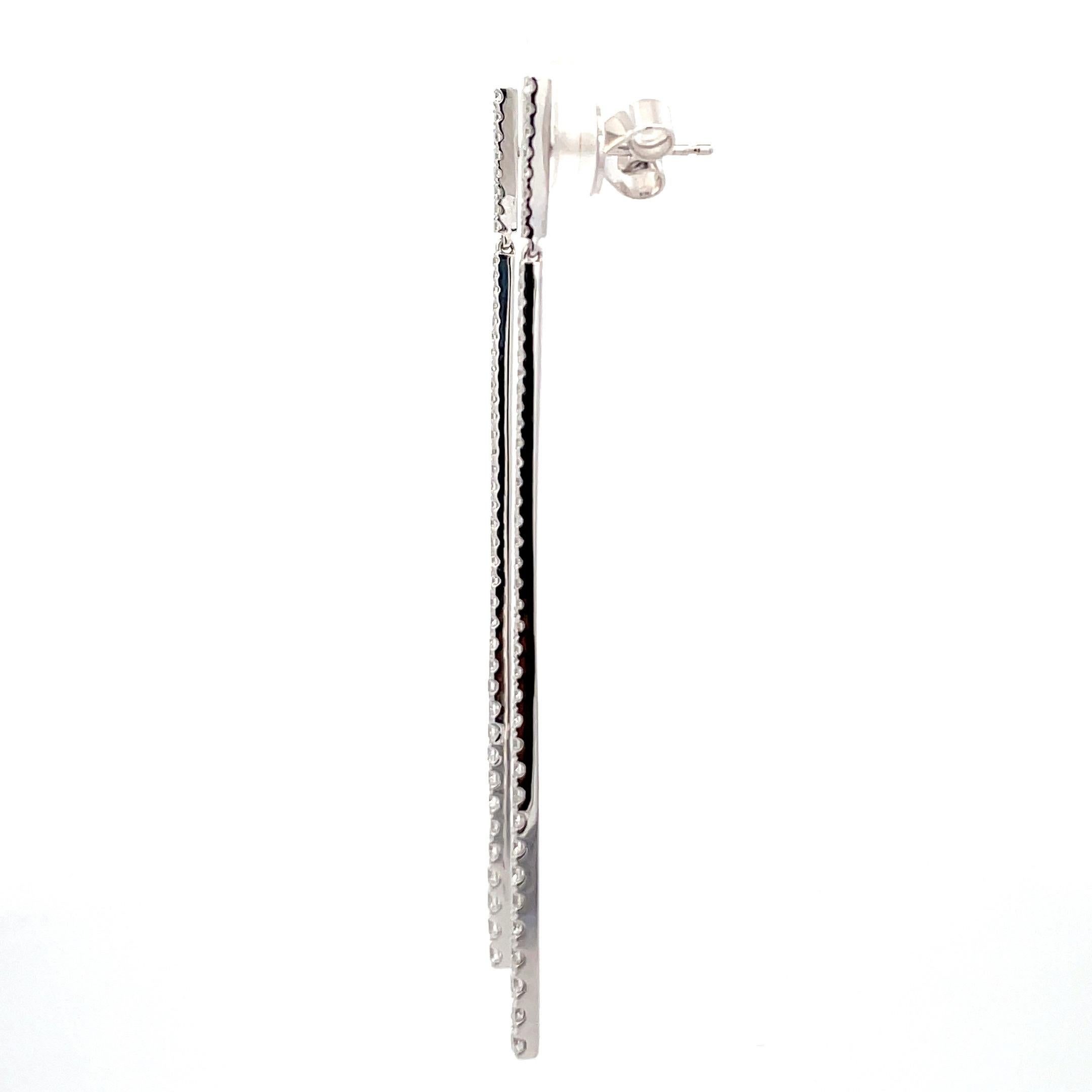 Long Bar Motif Diamond Drop Earrings 0.97 Carats 18 Karat White Gold 3.8 Grams In New Condition For Sale In New York, NY