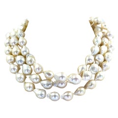 Long collier de perles baroques