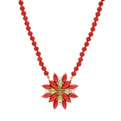 Collier long en or jaune 18 carats avec perles de corail rouge, grenat mandarin, péridot et diamants