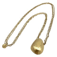 Collar largo con colgante en forma de judía y cadena de tres vueltas en forma de clip de oro amarillo de 18 quilates