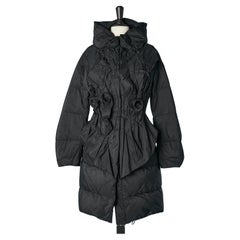 Cappotto lungo nero in piuma d'oca con drappeggi e volant plissettati sul davanti Ermanno Scervino