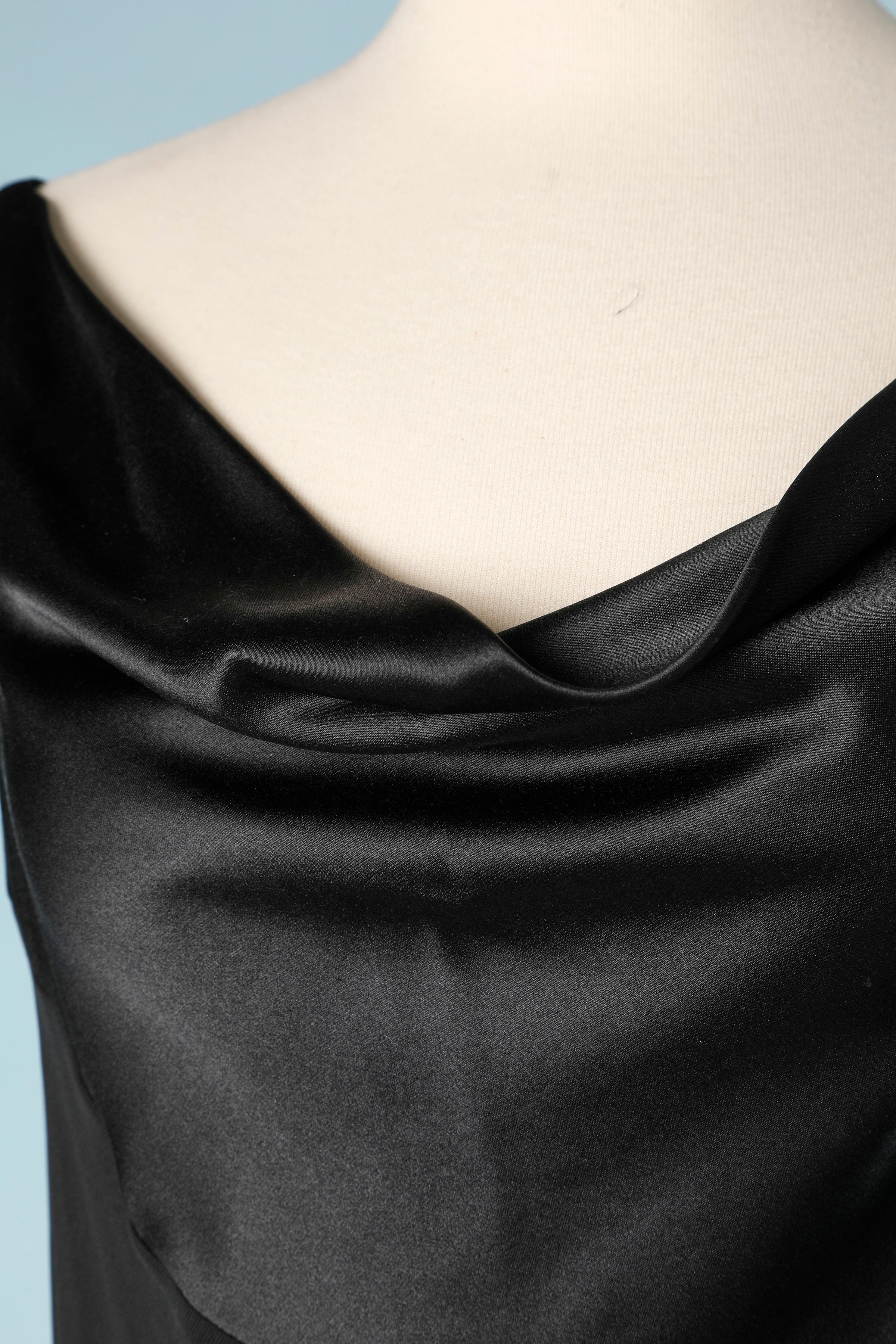 Biais-Kleid in voller Länge mit asymmetrischen Rüschen. Der Satin wird auf beiden Seiten verwendet, um den Bi-Material-Effekt zu erzielen. 