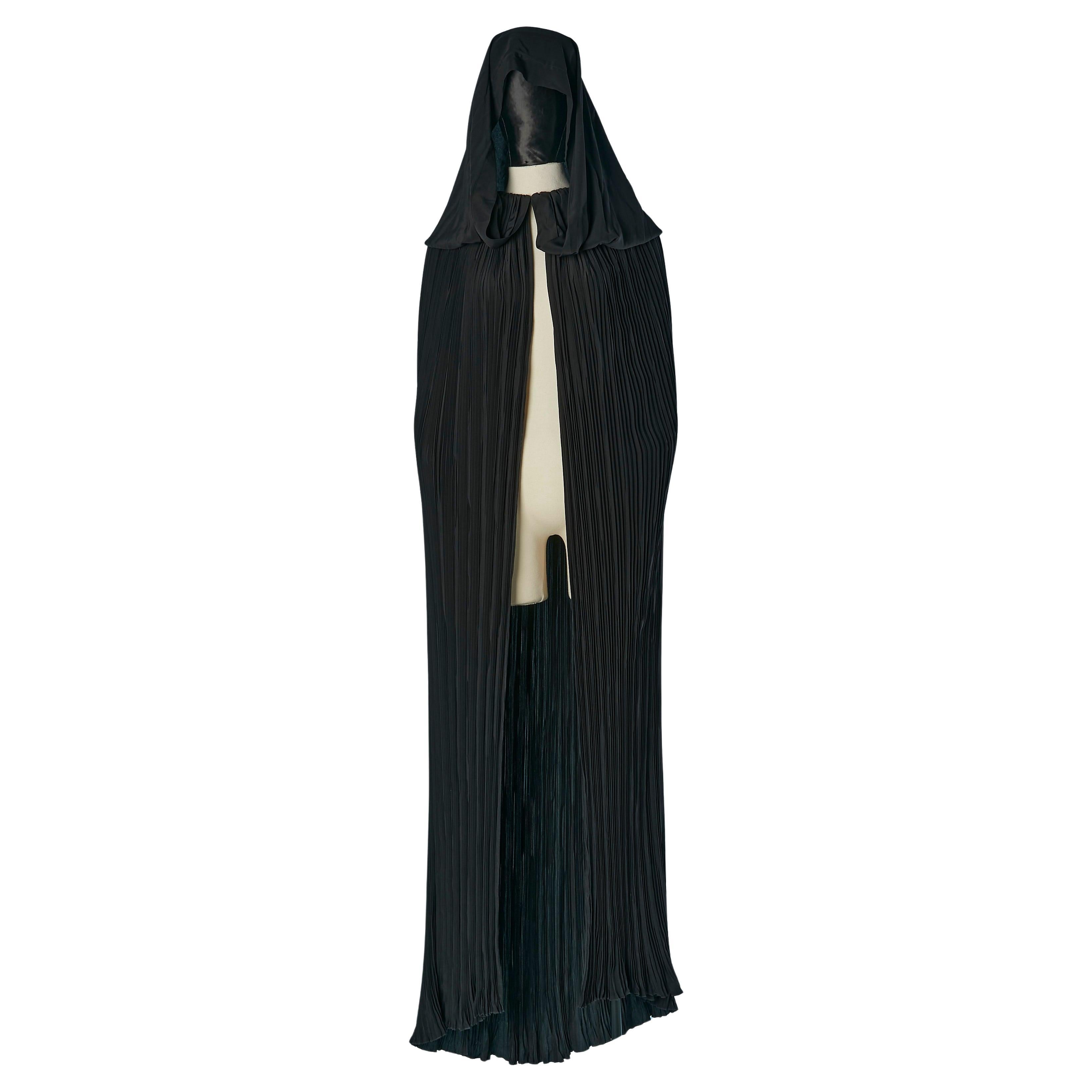 Langer schwarzer plissierter Seidenumhang mit Kapuze CHRISTIAN DIOR im Angebot