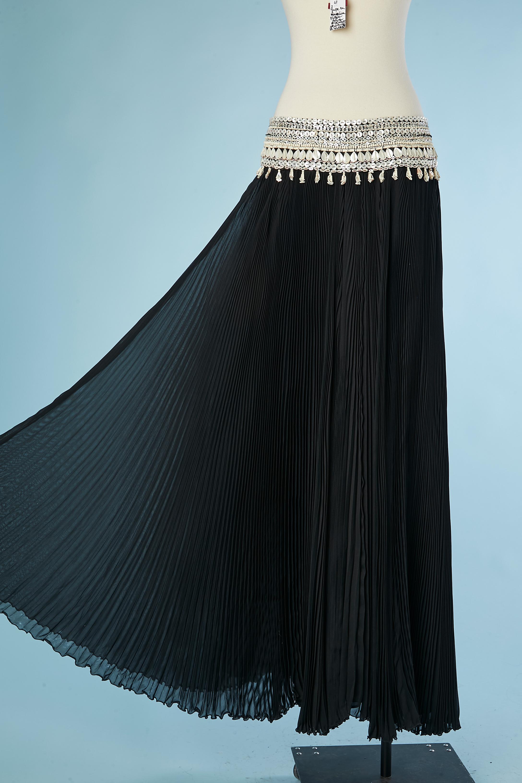 Long black pleated skirt with mother-of-shell buttons waist. Zip and hook&eye in the middle back. Fabric 1 composition : 54% acetate 26% nylon, 20% silk. Fabric 2: 100% silk . 3 lays in the skirt. NEW 
SIZE 42( Fr) 12 (US)