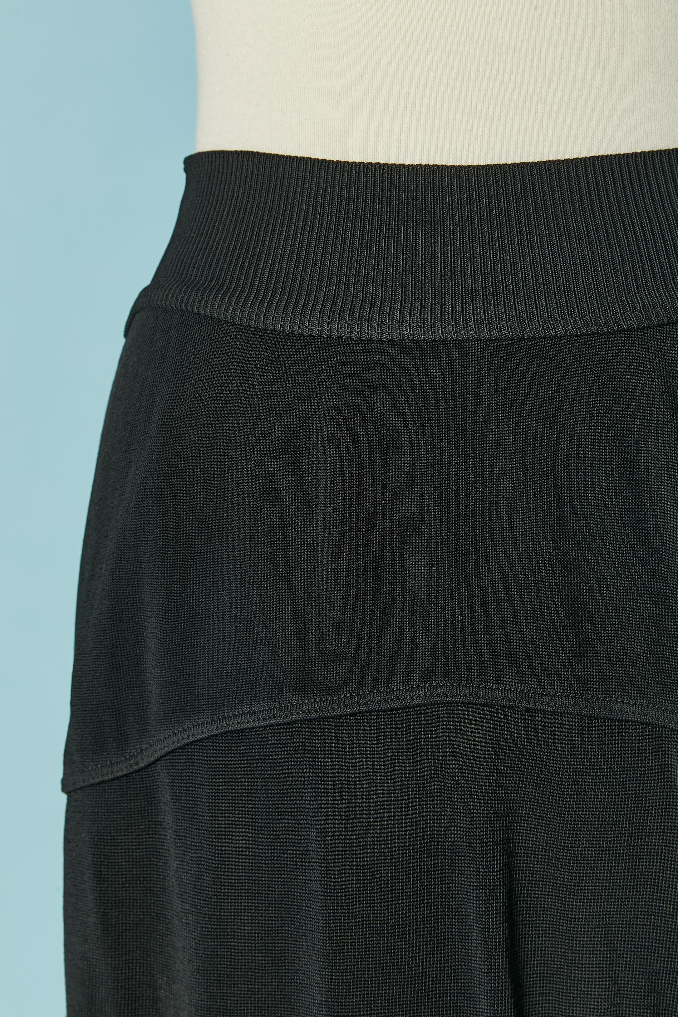 Falda larga de rayón negro con trabajo de corte. Composición del tejido: 85% rayón, 8% elastano, 7% poliéster. 
TALLA S en la etiqueta ( pero puede valer tambien M) 