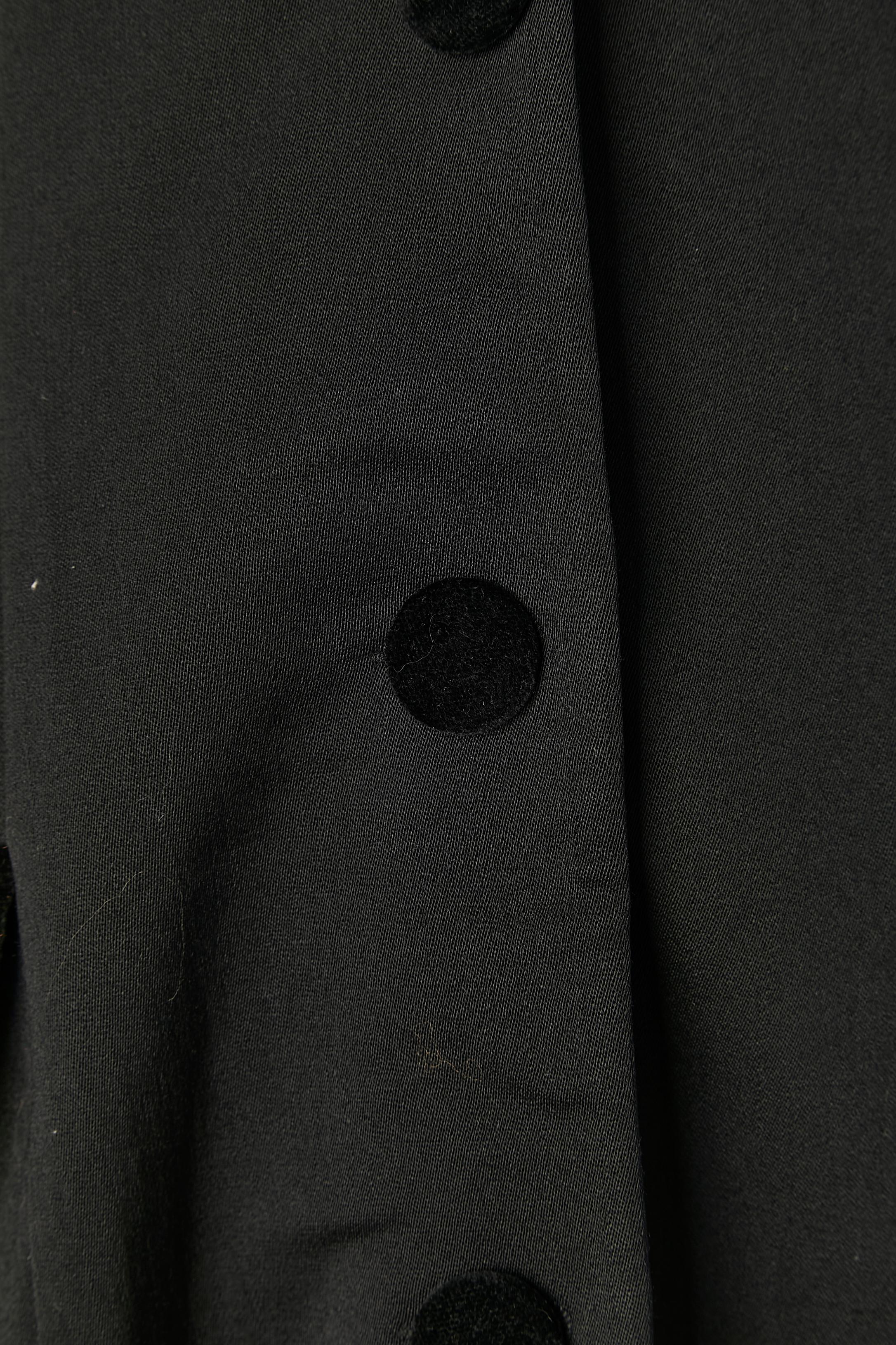 Langer schwarzer Wollmantel mit Samtärmel, Kragen und Taschenklappe CHANTAL THOMASS (Schwarz) im Angebot