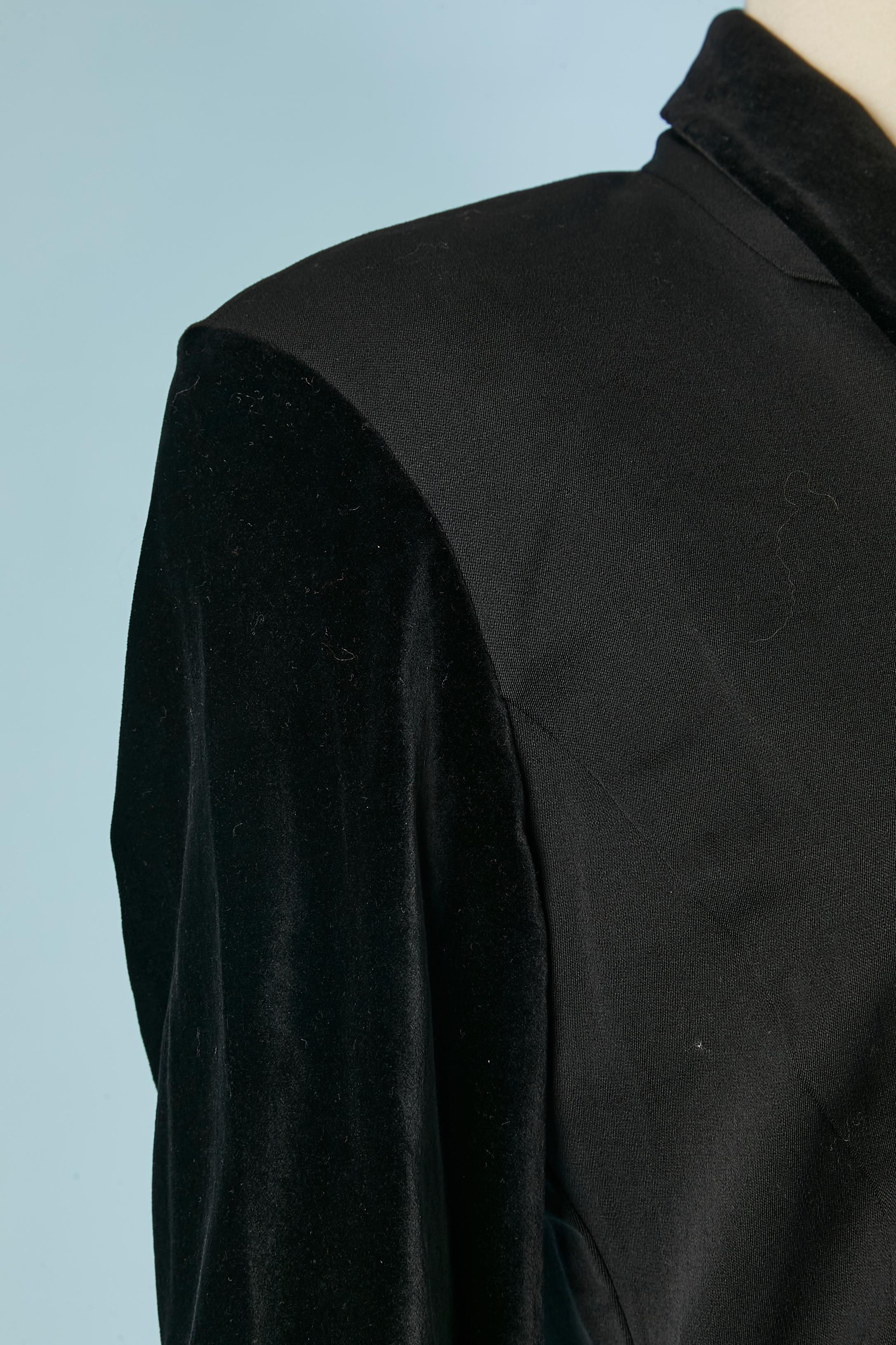 Langer schwarzer Wollmantel mit Samtärmel, Kragen und Taschenklappe CHANTAL THOMASS im Zustand „Hervorragend“ im Angebot in Saint-Ouen-Sur-Seine, FR