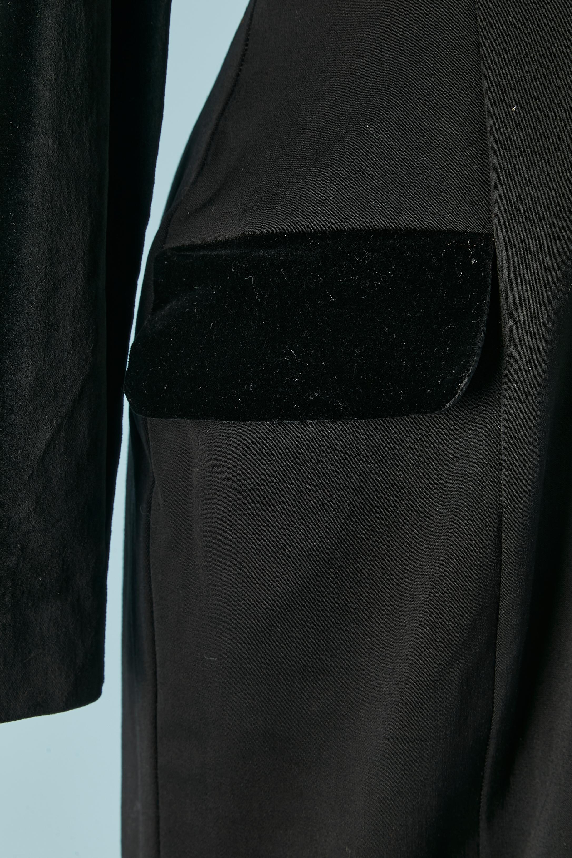 Langer schwarzer Wollmantel mit Samtärmel, Kragen und Taschenklappe CHANTAL THOMASS Damen im Angebot