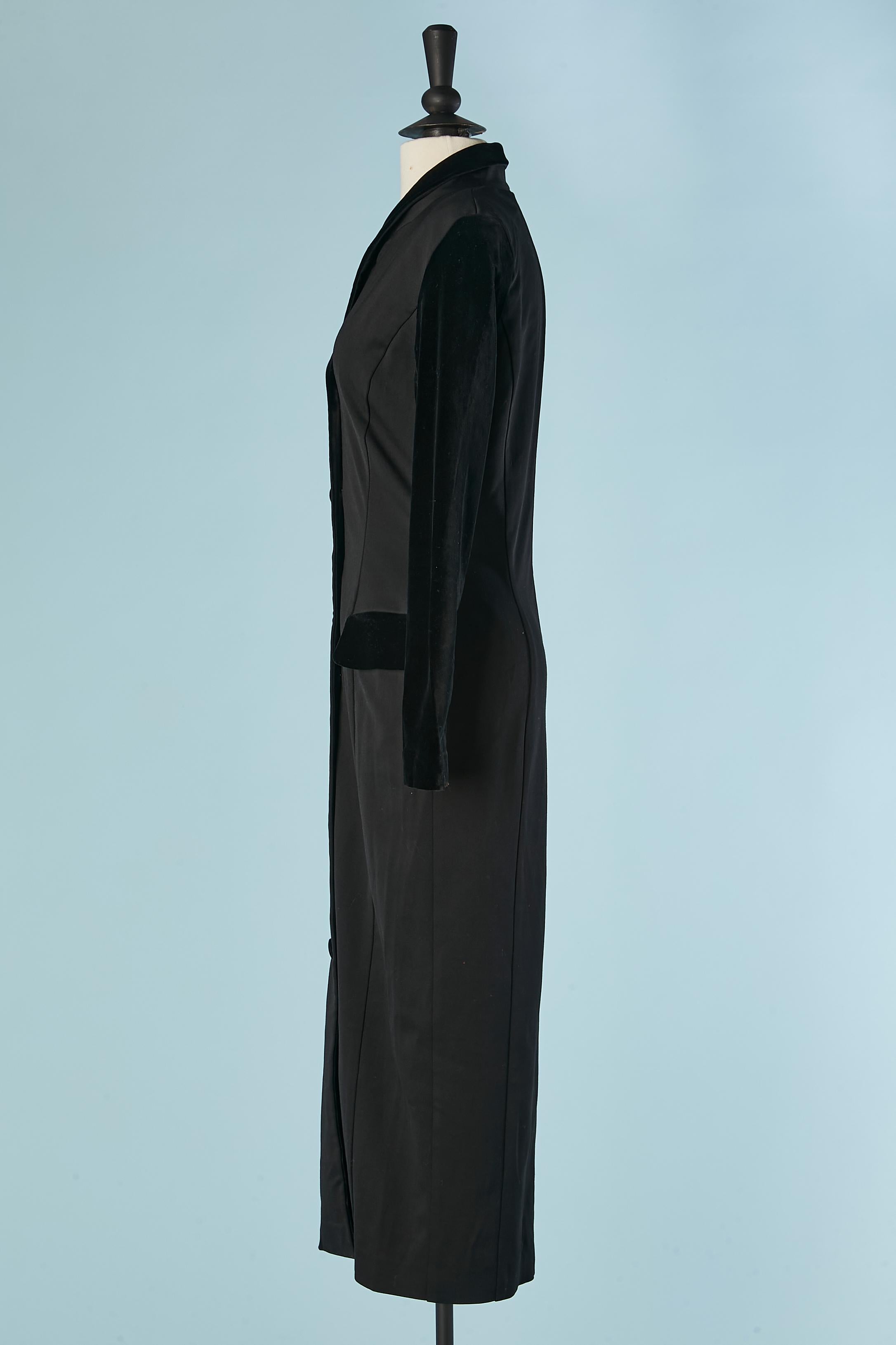 Langer schwarzer Wollmantel mit Samtärmel, Kragen und Taschenklappe CHANTAL THOMASS im Angebot 1