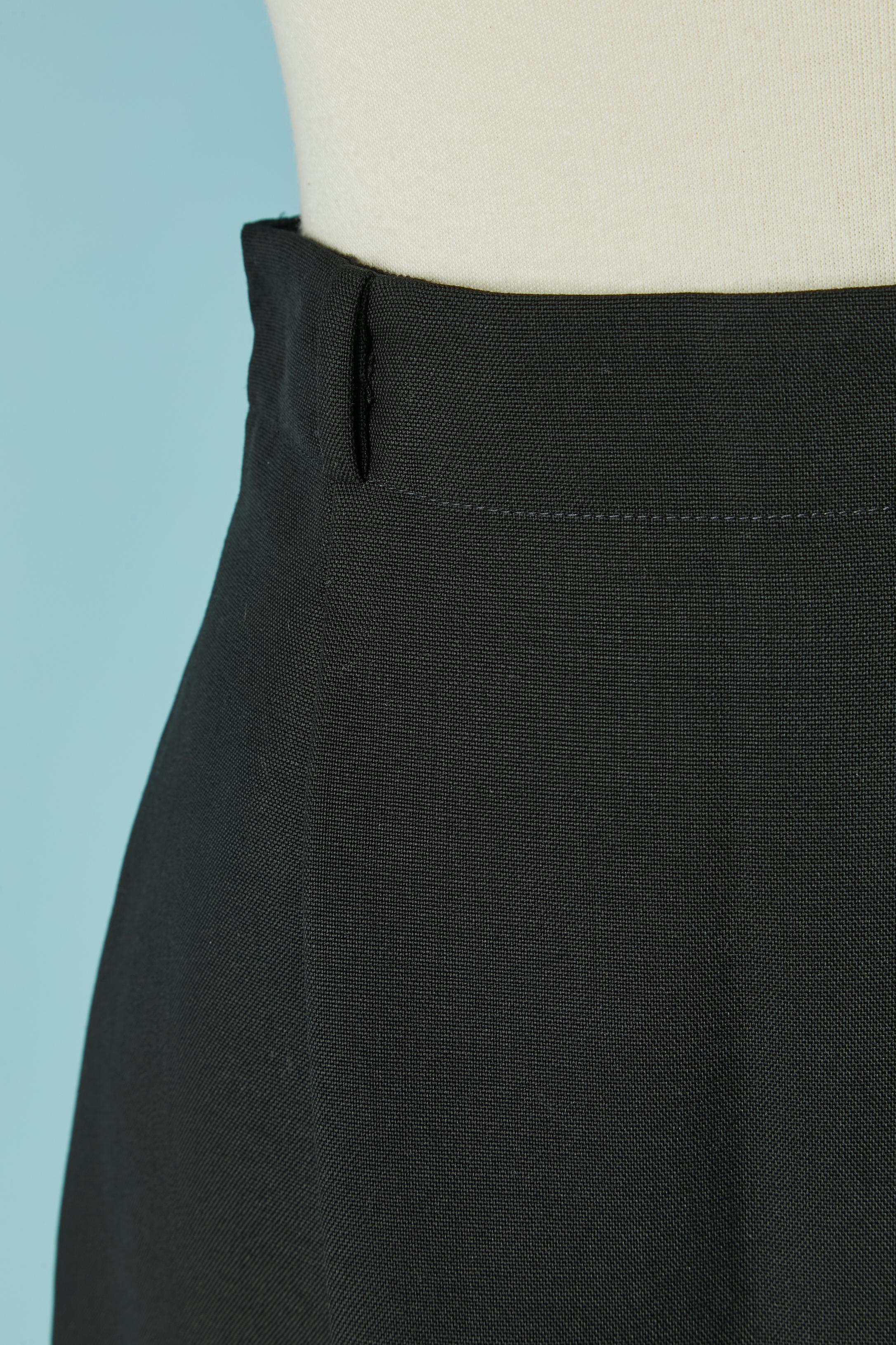 Gonna lunga in lana nera. Senza fodera. Cintura ad anello. Chiusura con zip e gancio sul lato sinistro. Spaccato a metà schiena, lunghezza = 45 cm. Tasche su entrambi i lati.
TAGLIA 38 (Fr) M 