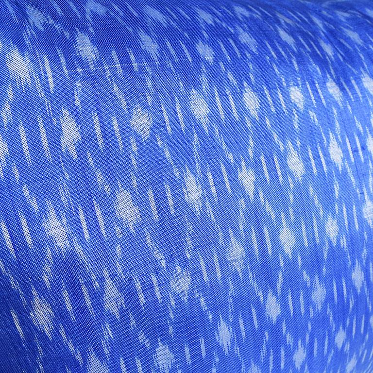 Dieser schöne blaue Vintage-Schal aus Seide wurde in den 1980er Jahren auf einer Reise nach Thailand gekauft und zeigt ein Ikat-Muster mit weißen Details. Mit einer Seidenunterlage versehen, wurde dieser Schal in ein (sehr) großes Lendenkissen