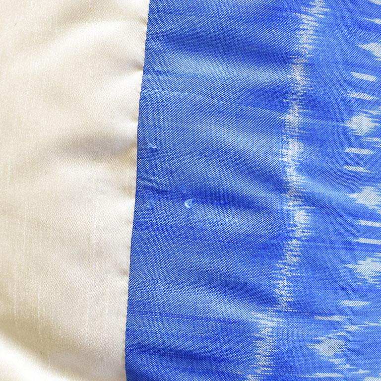Thaïlandais Long coussin lombaire personnalisé en soie bleue avec écharpe Ikat vintage et remplissage en duvet en vente