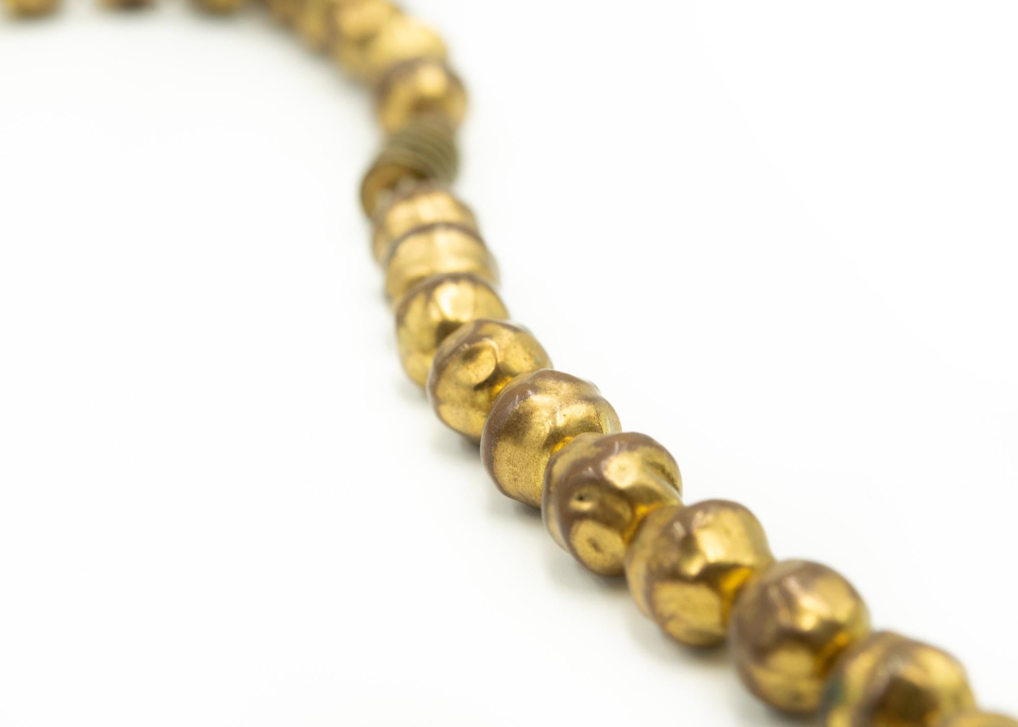 Lunga collana di perle di cristallo intagliate in metallo dorato di Boemia In condizioni discrete in vendita a Miami Beach, FL