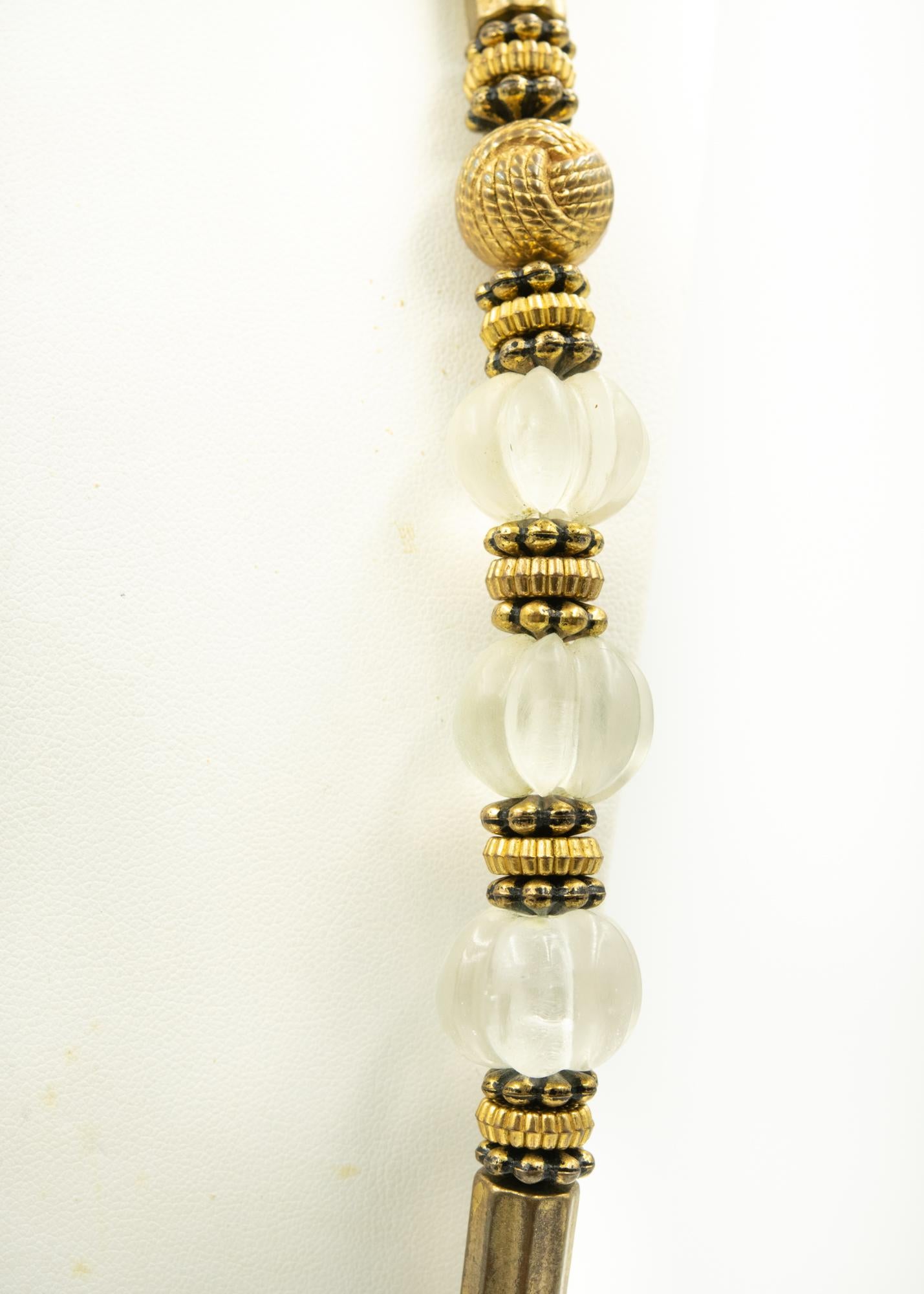Lunga collana di perle di cristallo intagliate in metallo dorato di Boemia in vendita 2
