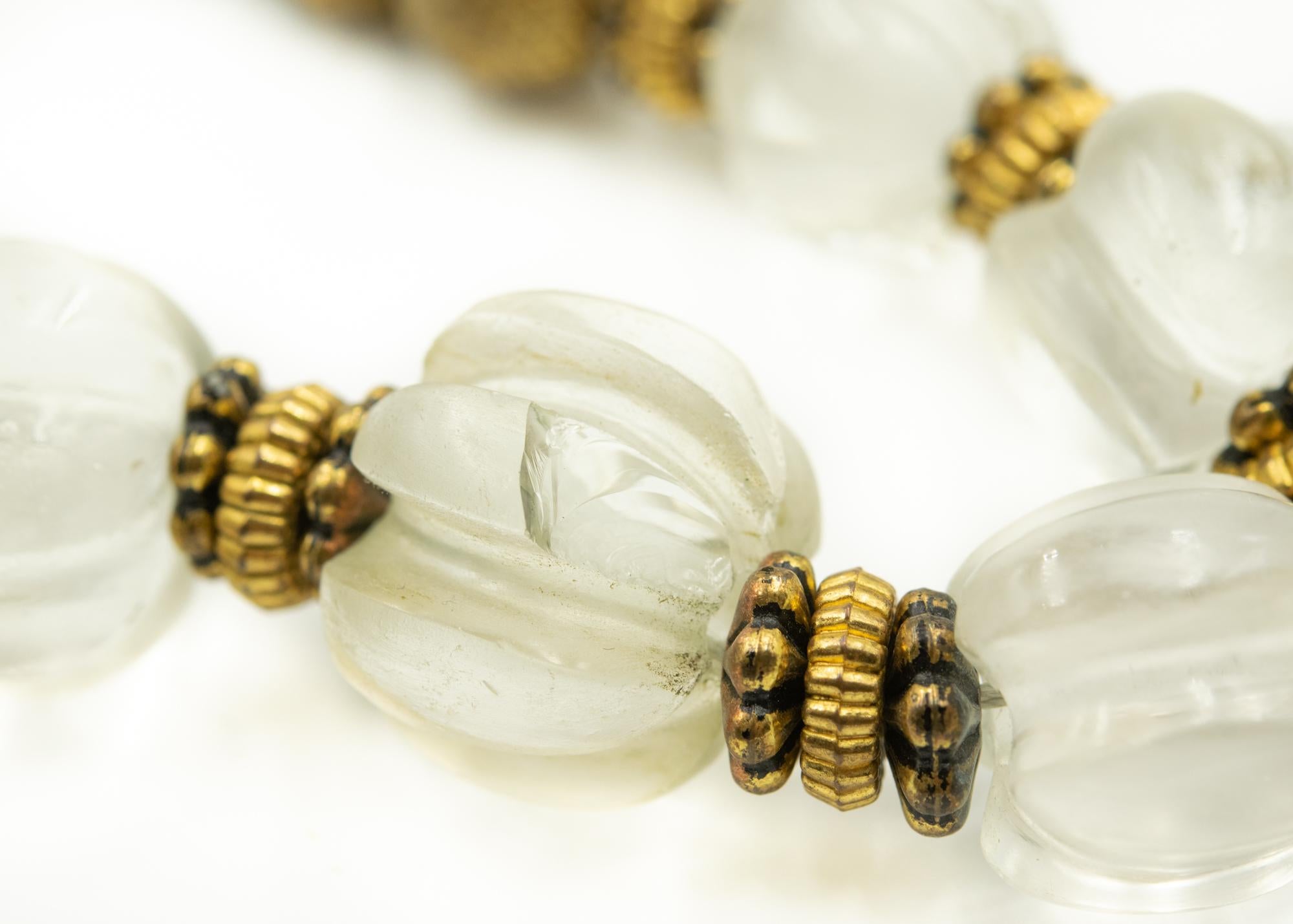 Lunga collana di perle di cristallo intagliate in metallo dorato di Boemia in vendita 4