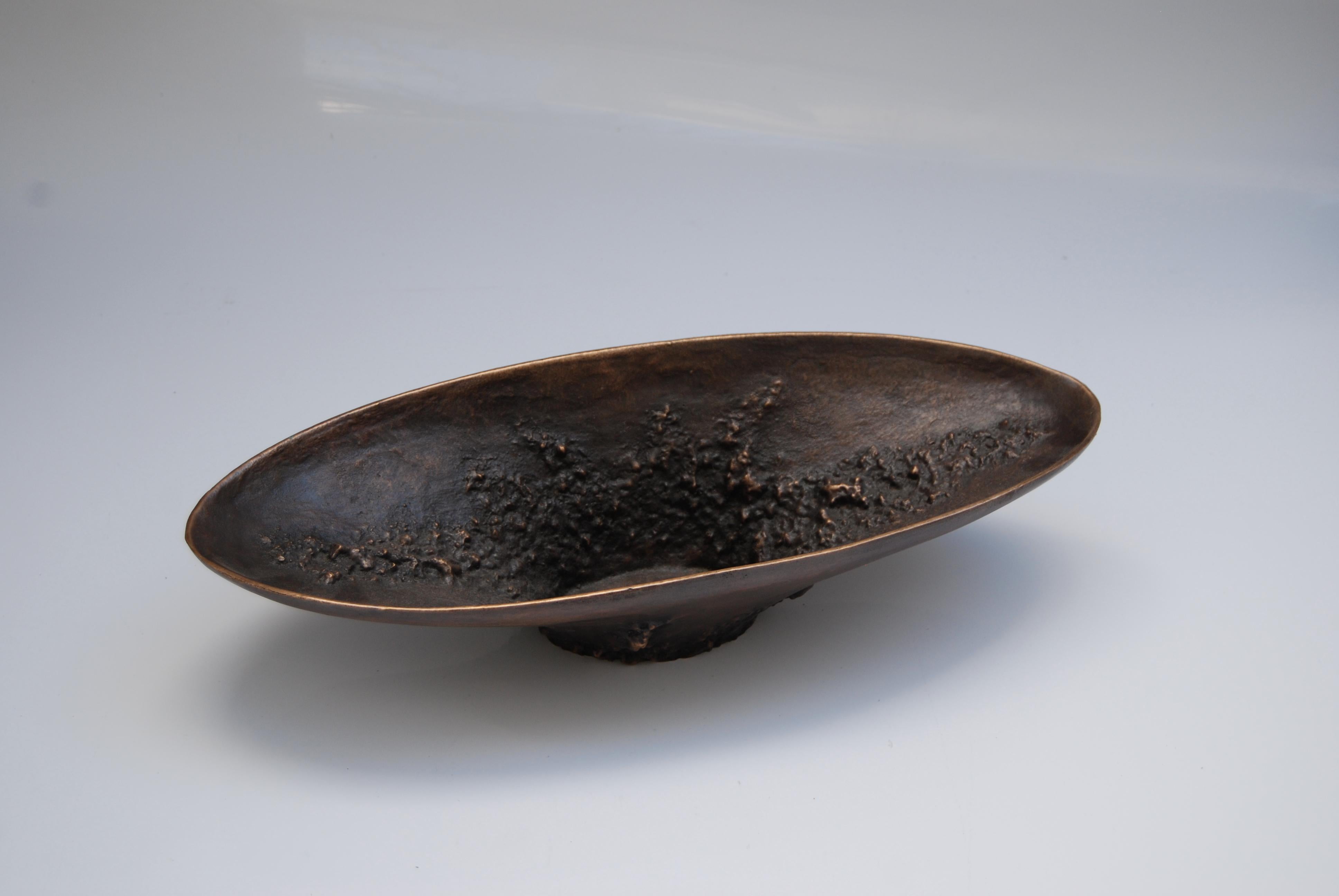 Lange Schale aus dunkler Bronze von Fakasaka Design
Abmessungen: B 41,5 x T 16 x H 9,5 cm
MATERIALIEN: Dunkle Bronze.
 