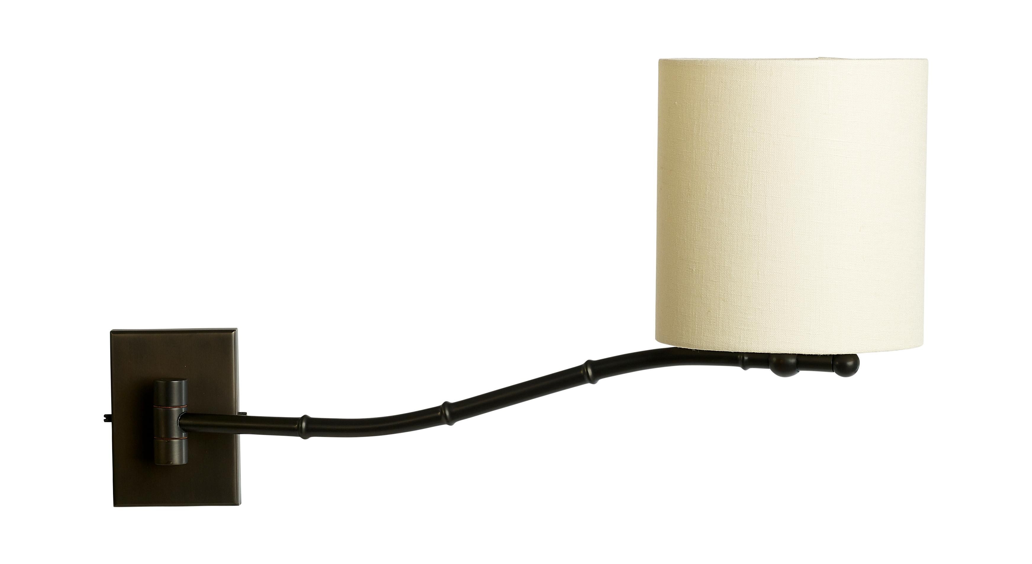 Conçue par Andrew Kornat en 2015, cette applique murale Long Bamboo Swing Arm a été inspirée par les décors glamour des films hollywoodiens des années 1930 qui respirent le style et l'élégance

L'élégant bras légèrement incurvé surélève le support