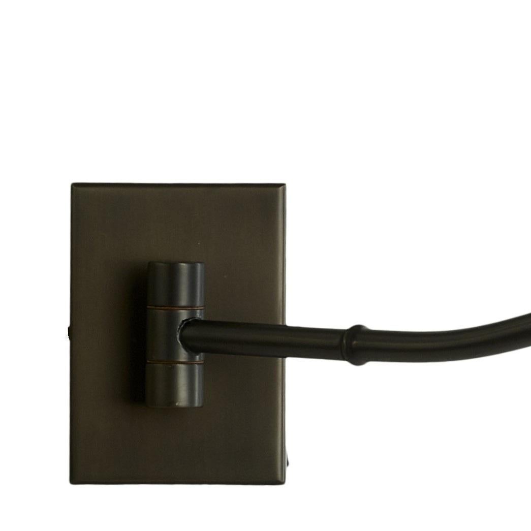 Hollywood Regency Applique murale à bras pivotant en laiton et finition bronze mat en vente
