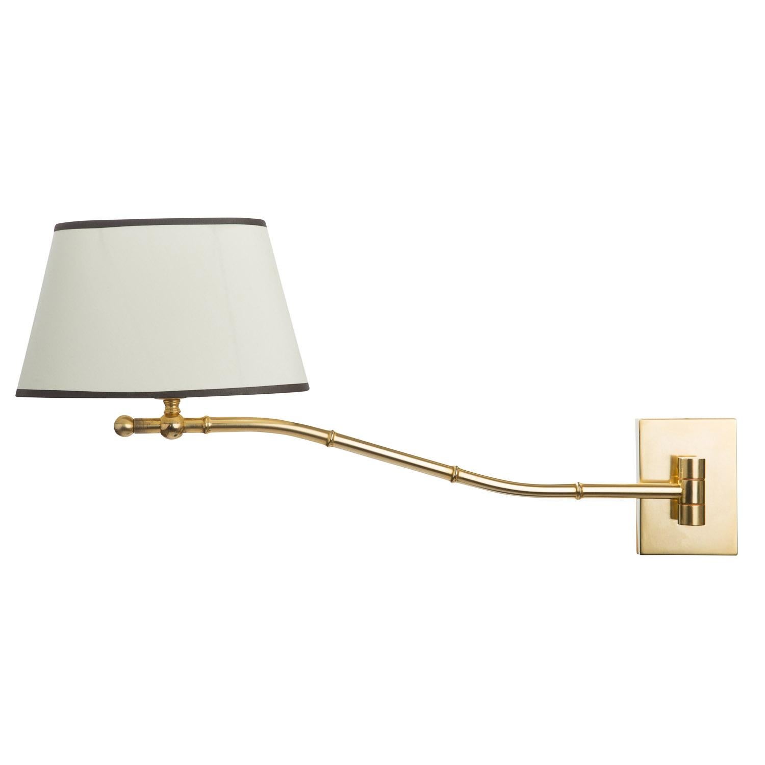 Aplique de pared con brazo oscilante de latón largo Bambú en barniz dorado mate Británico en venta
