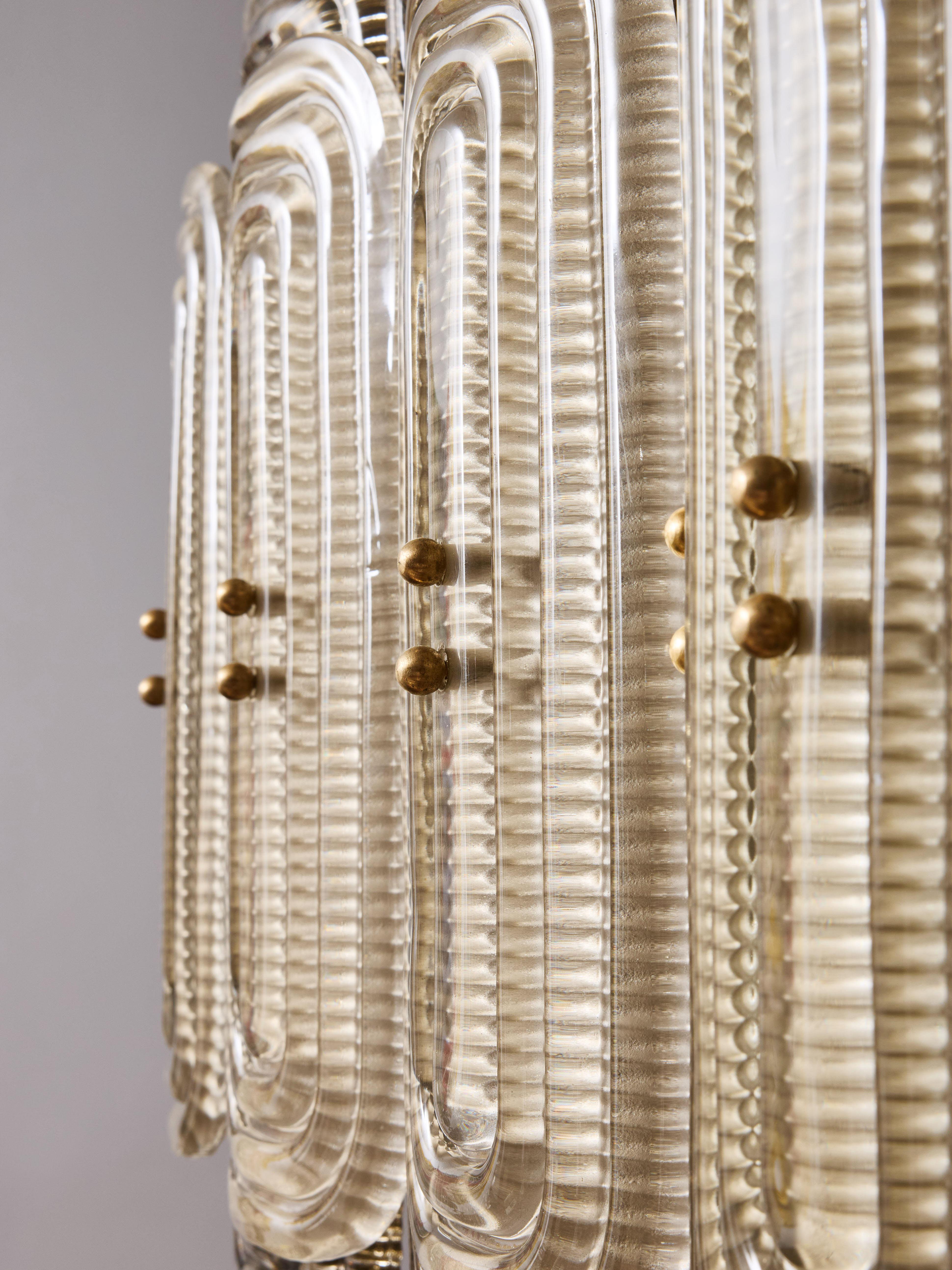Long brass chandelier in Murano glass by Studio Glustin In Excellent Condition For Sale In Saint-Ouen (PARIS), FR