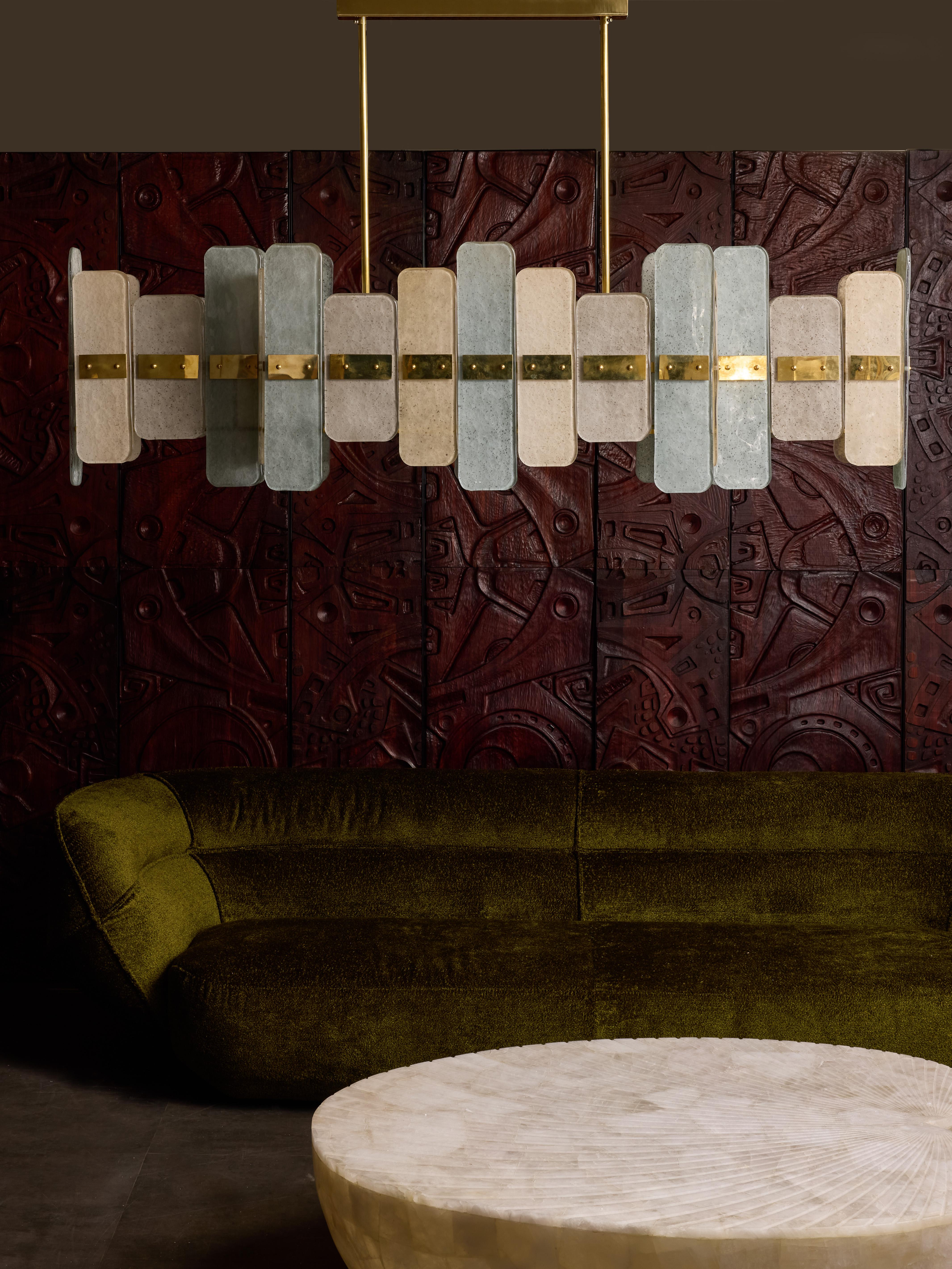 Lampadario lungo e stretto, ideale sopra un tavolo da pranzo, realizzato con una struttura in ottone e ricoperto da pannelli in vetro di Murano.

La struttura ha una forma sorprendente con angoli di 90 gradi distribuiti simmetricamente agli angoli,