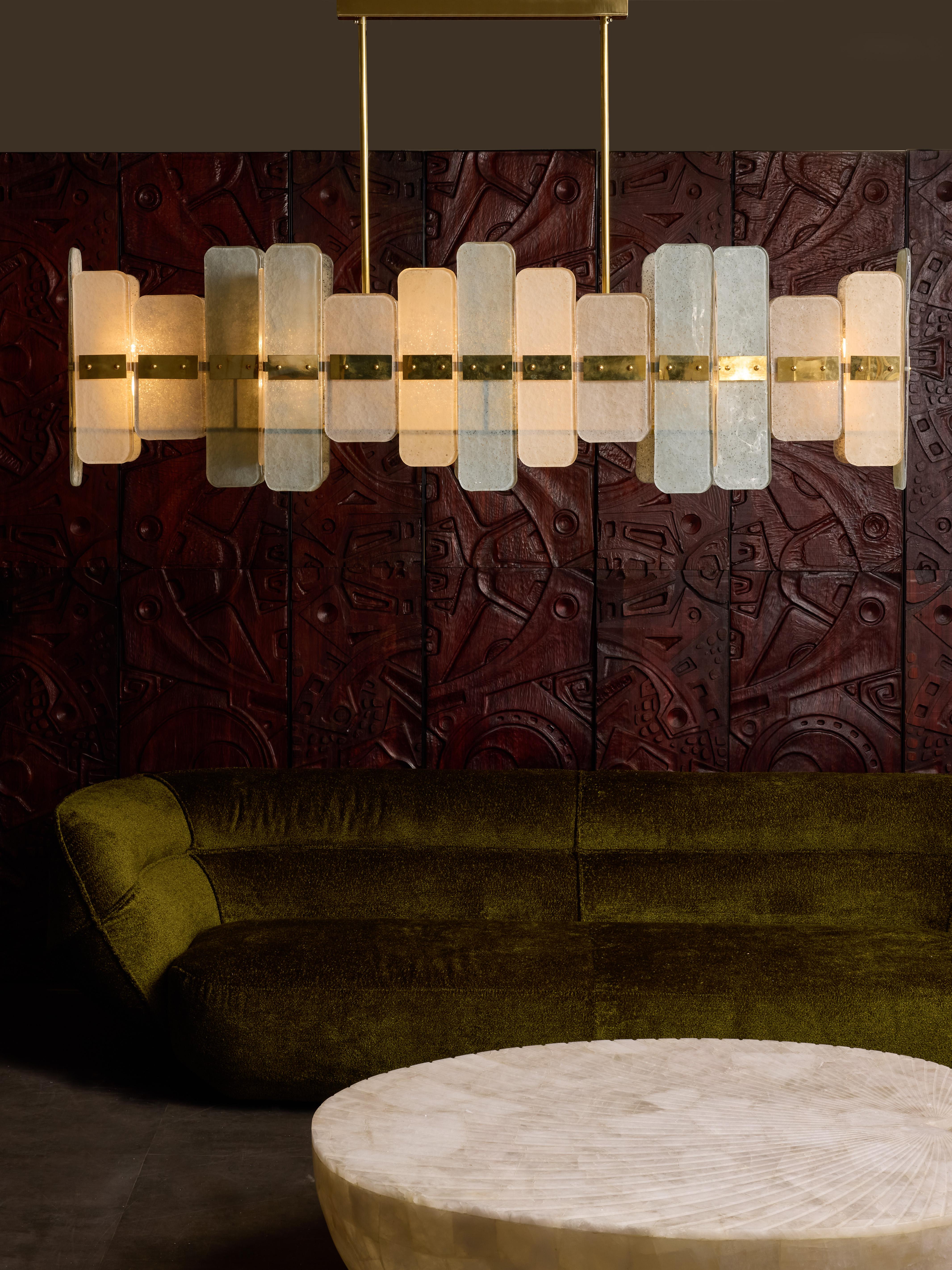 Moderno Lampadario lungo in ottone con pannelli rettangolari in vetro di Murano in vendita
