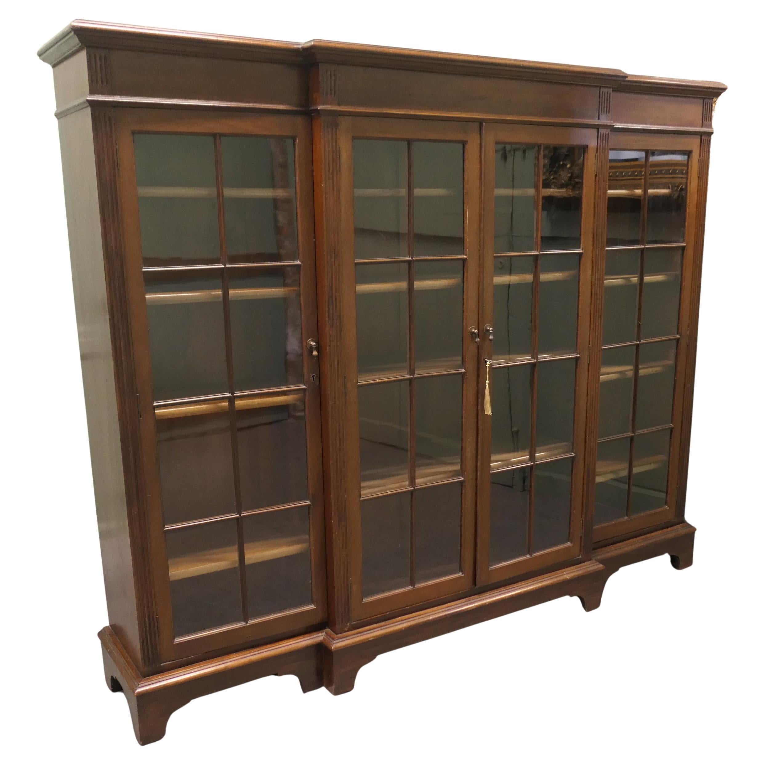 Long Break Front Bookcase Une pièce d
excellente qualité