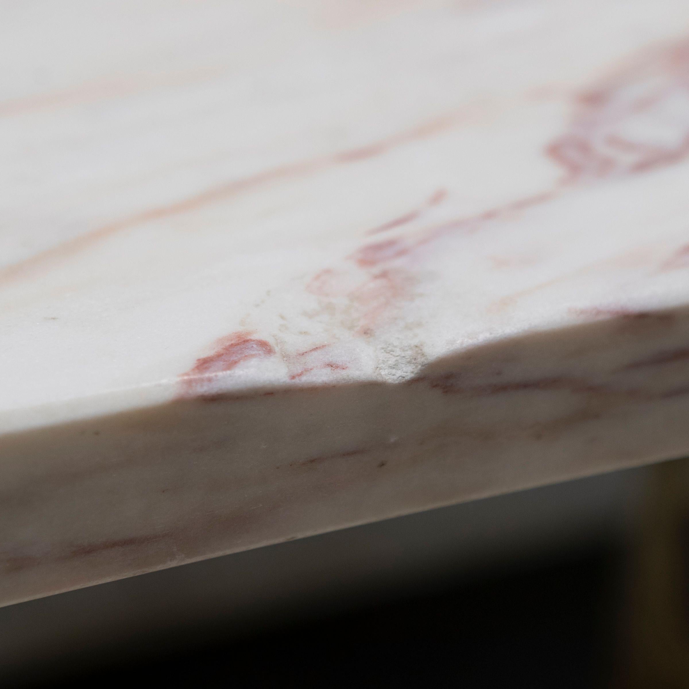 Longue table Breche en marbre rose sur pieds en fonte en vente 7