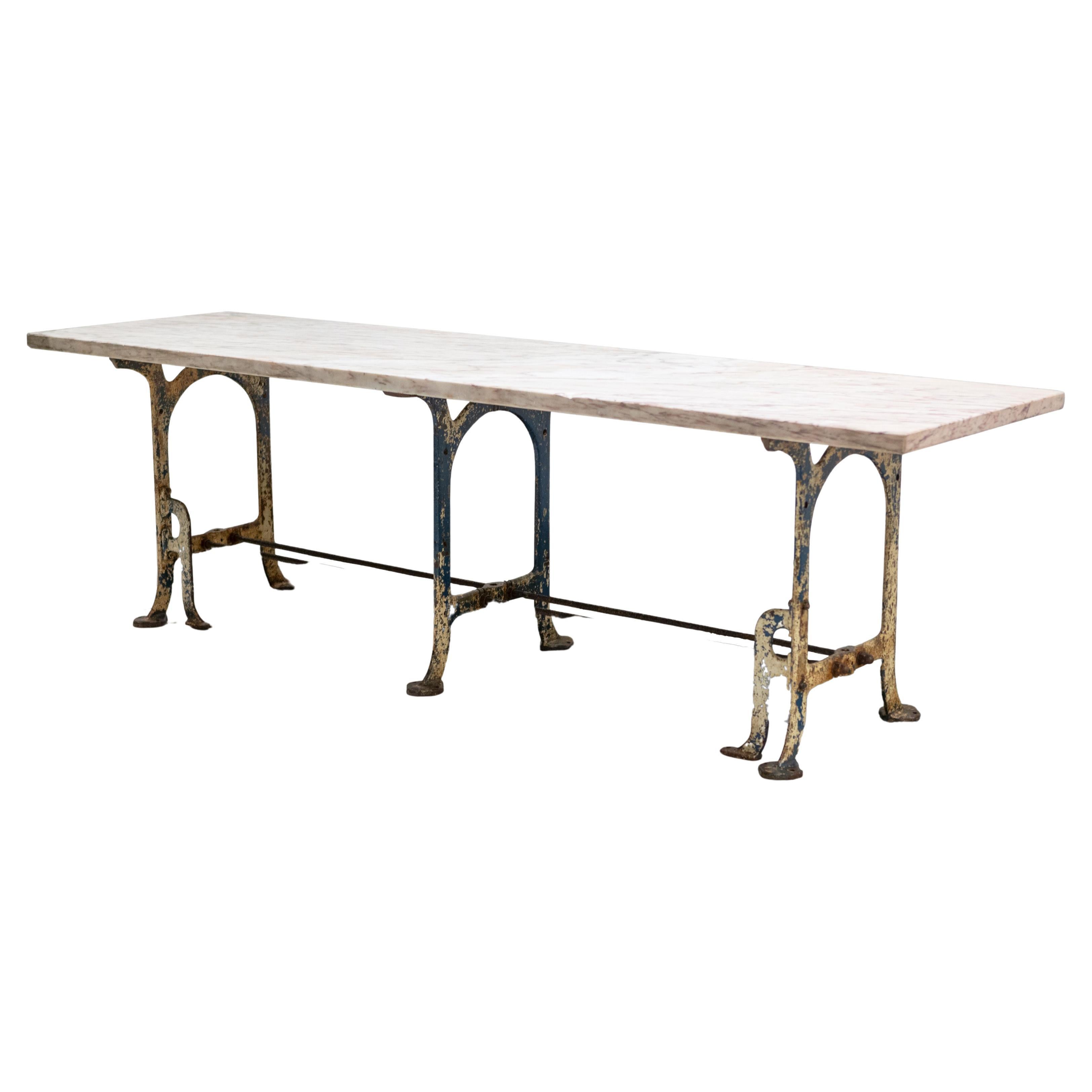 Longue table Breche en marbre rose sur pieds en fonte en vente