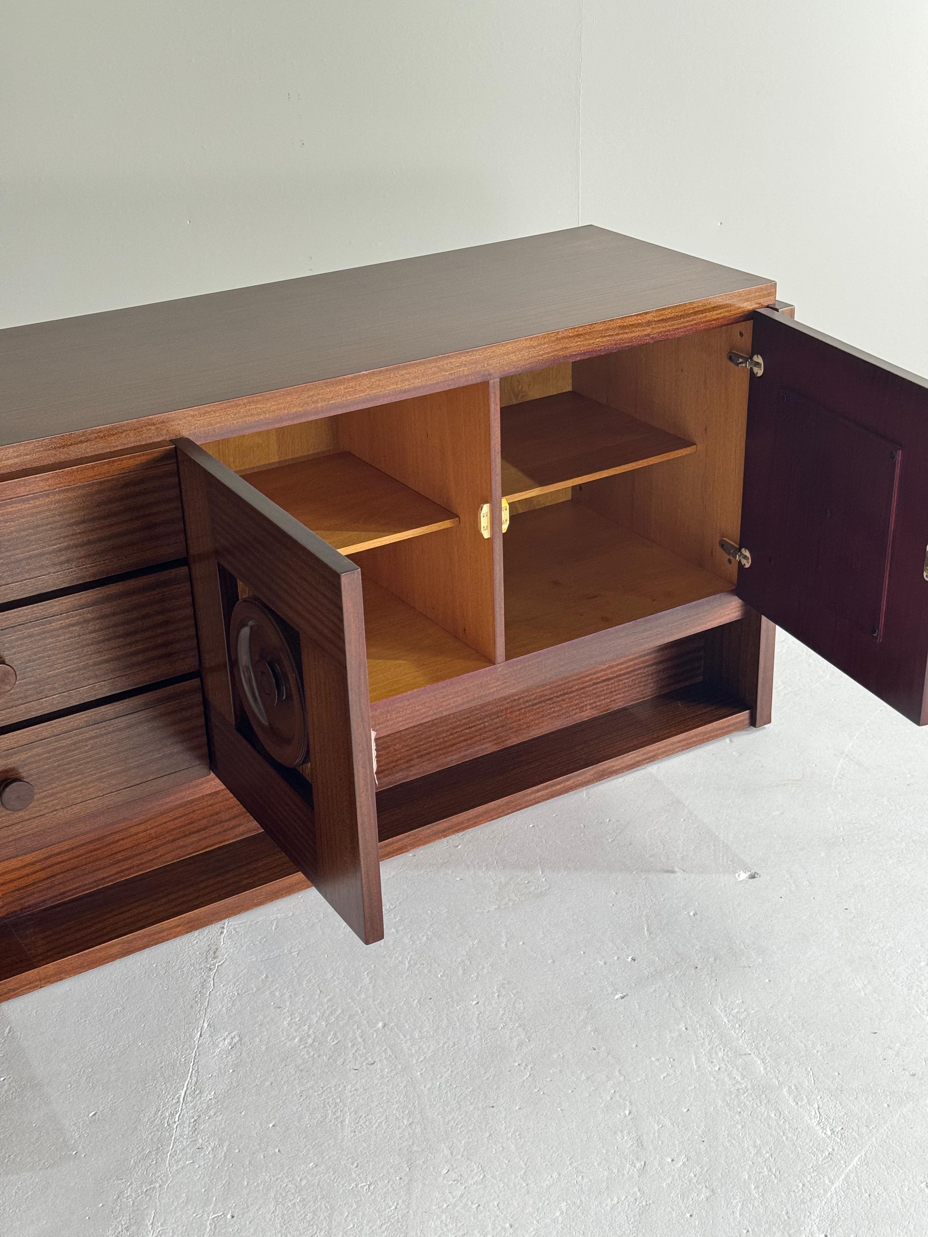 Long brown oak brutalist credenza For Sale 4