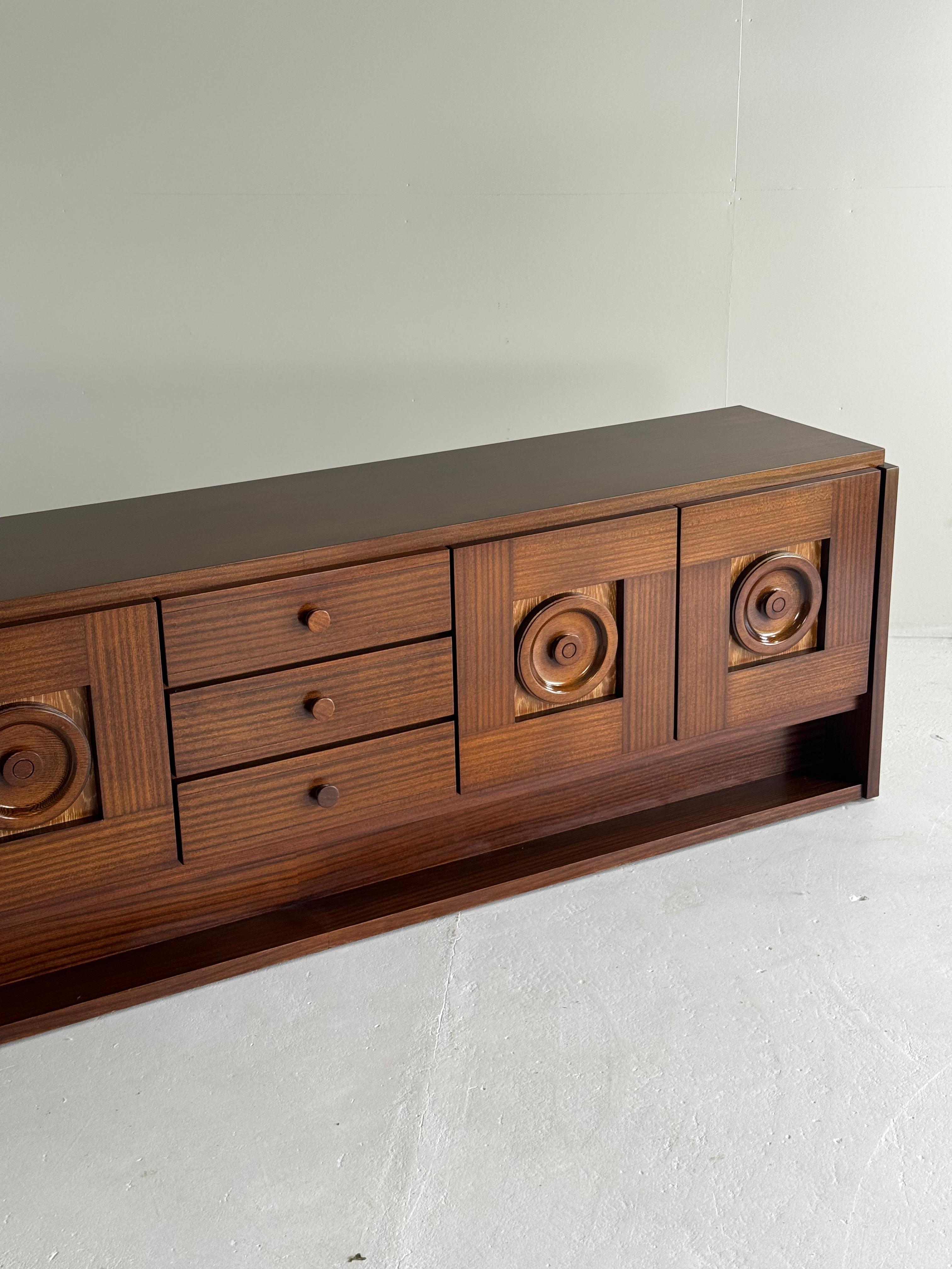 Long brown oak brutalist credenza In Excellent Condition For Sale In Sint-Niklaas, VOV