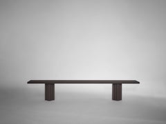 Panca lunga in legno massello di rovere in stile brutalista, dal design scultoreo, modello Brut Slim di Mokko
