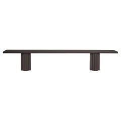 Panca lunga in legno massello di rovere in stile brutalista, dal design scultoreo, modello Brut Slim di Mokko