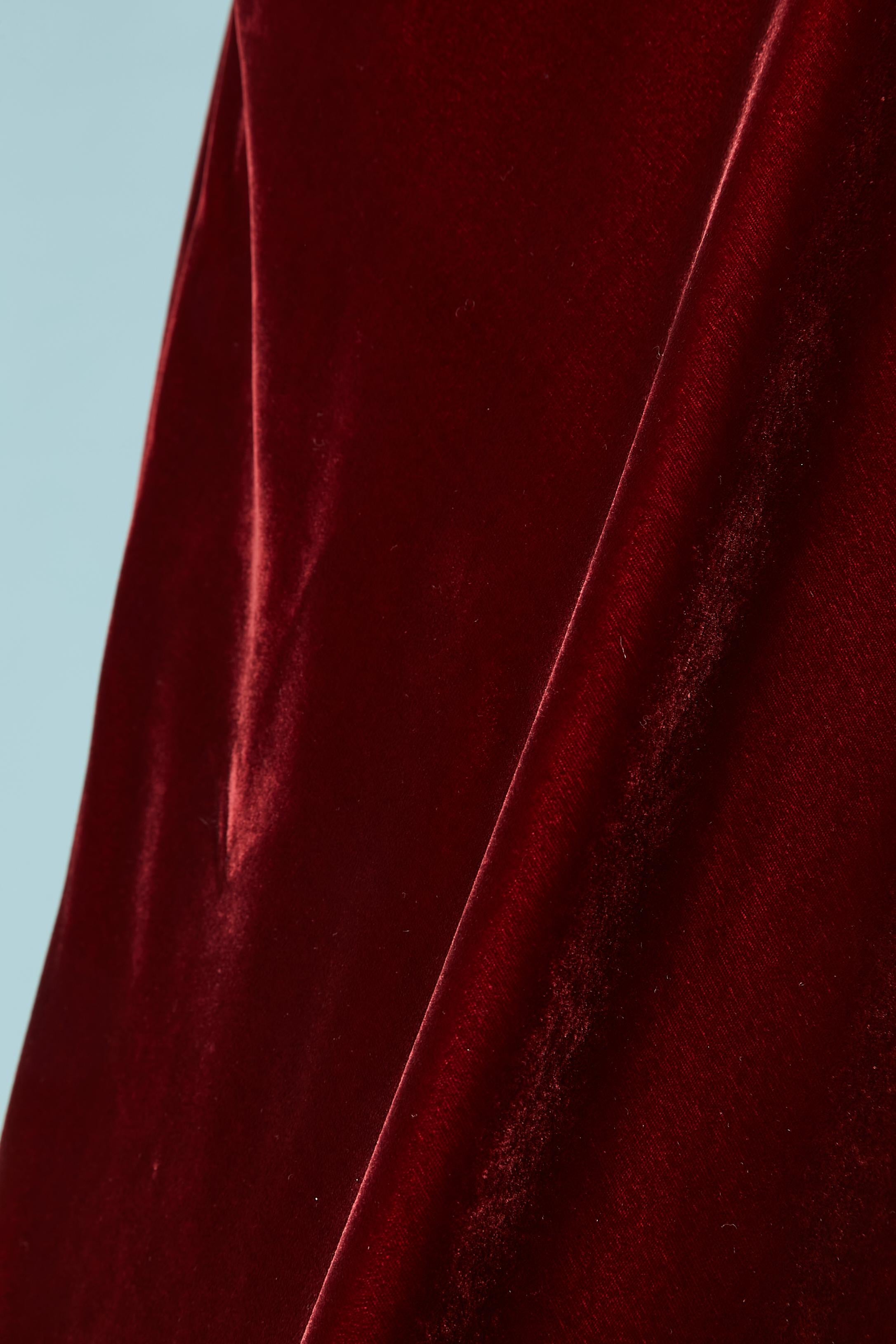 Long burgundy velvet skirt. Velvet composition: 82% rayon, 18% silk. No indication about the lining composition but probably acetate. 
Zip and hook&eye closure on the left side 
SIZE 10 (us) 