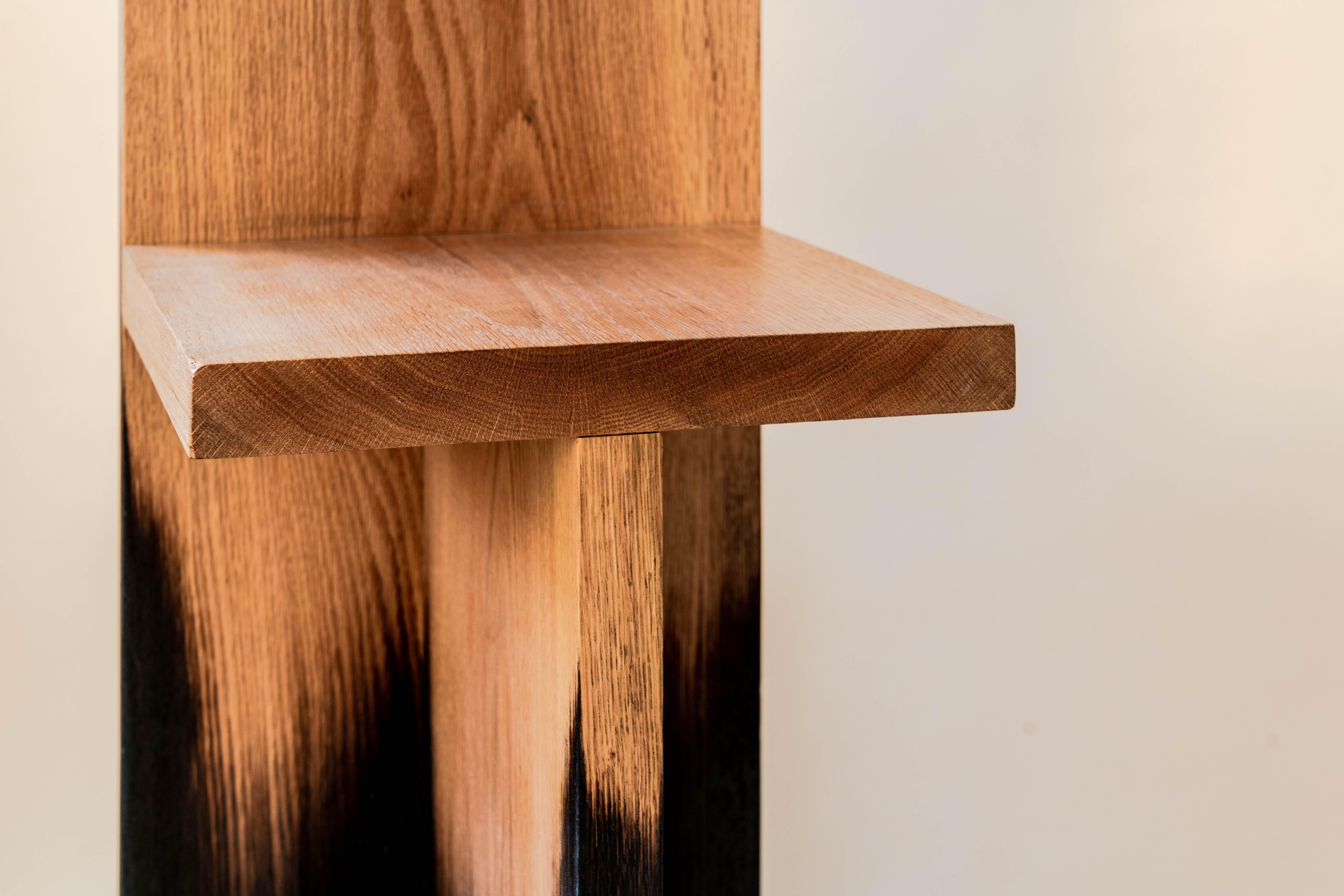 Langer Stuhl aus gebranntem Eichenholz von Daniel Elkayam (Postmoderne) im Angebot
