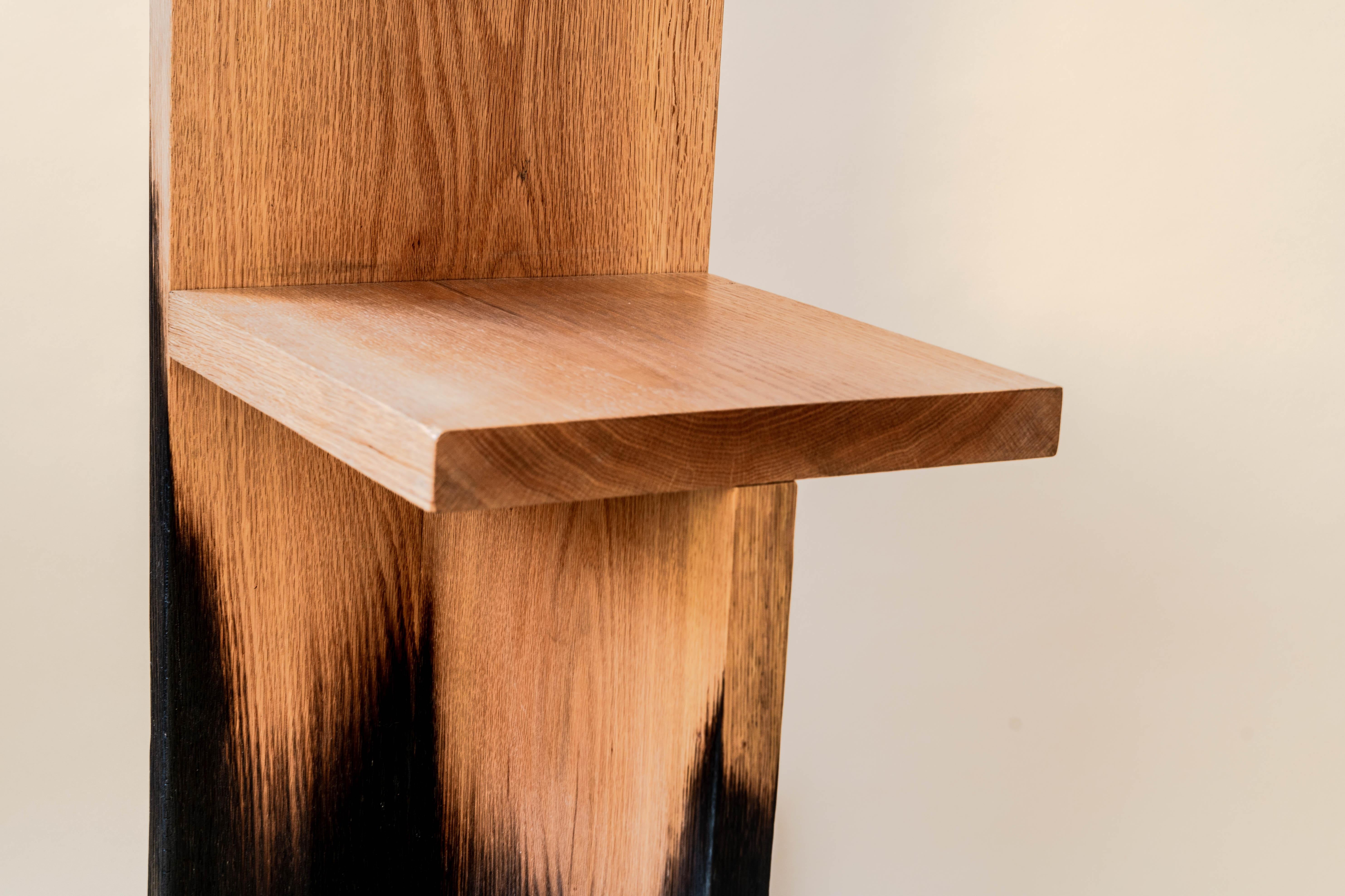 Langer Stuhl aus gebranntem Eichenholz von Daniel Elkayam (21. Jahrhundert und zeitgenössisch) im Angebot