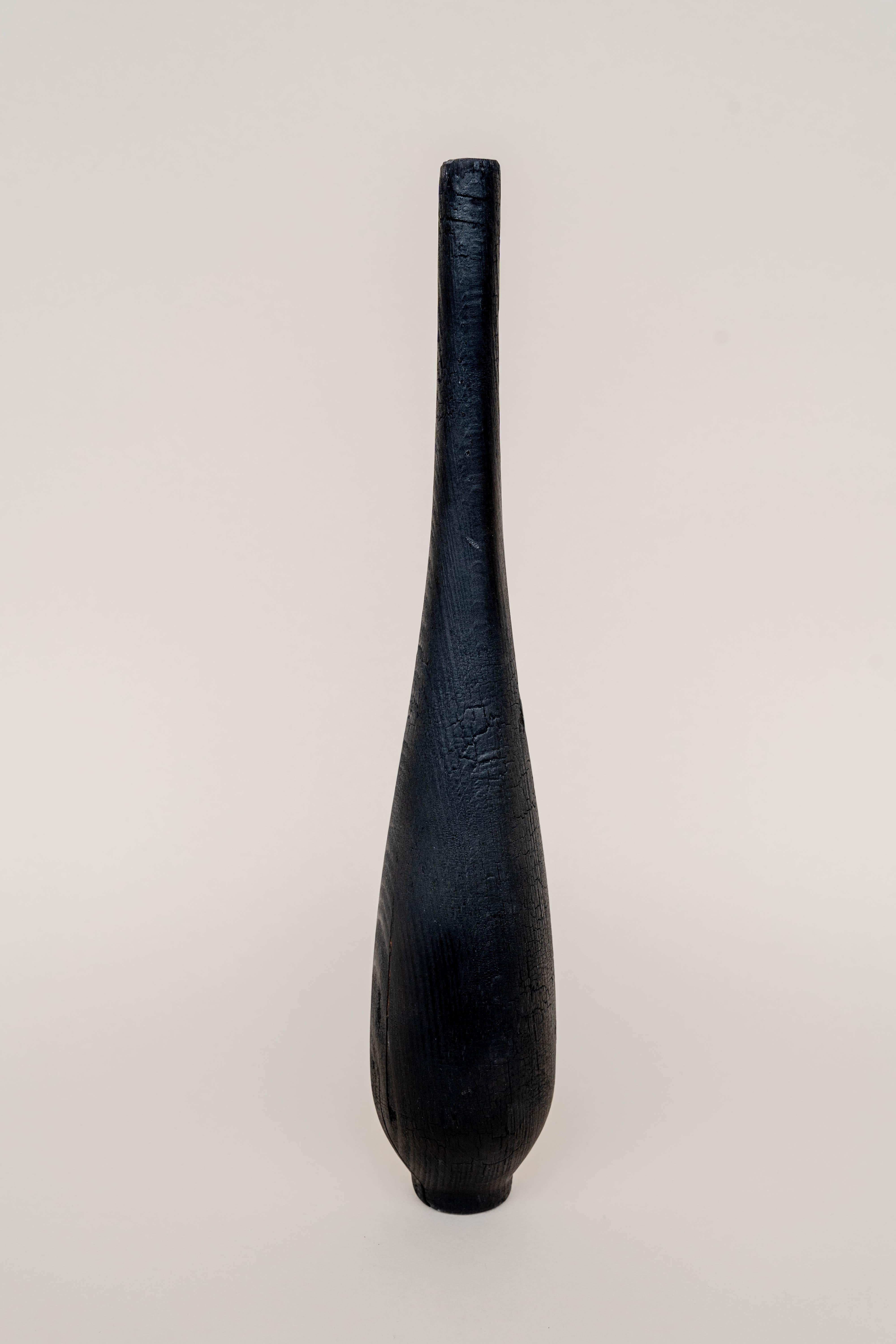 Vaso Long Burnt di Daniel Elkayam
Unico nel suo genere
Dimensioni: P 10 x L 10 x H 40 cm 
Materiali: Wood bruciato di faggio


Art-designer e fotografo nato a Gerusalemme e residente a Tel-Aviv. Opera nel campo dell'arredamento sostenibile e
