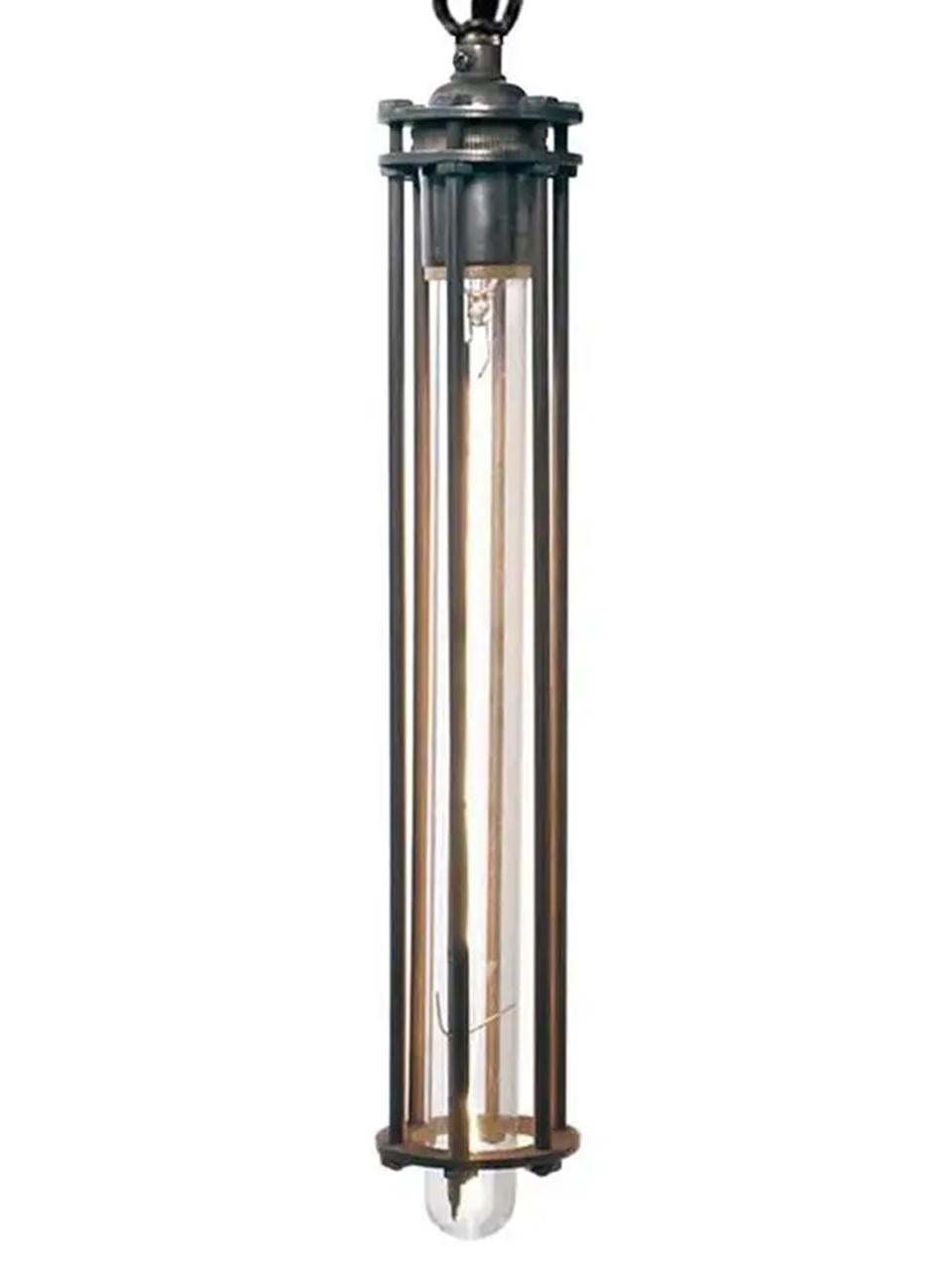 Diese einfachen und auffälligen Anhänger haben einen 12 Zoll langen Käfig und eine röhrenförmige Birne. Die extra lange Glühbirne ist ein wichtiger Teil des Aussehens dieser Lampe. Sie werden alle in unserem Geschäft hergestellt und von Hand