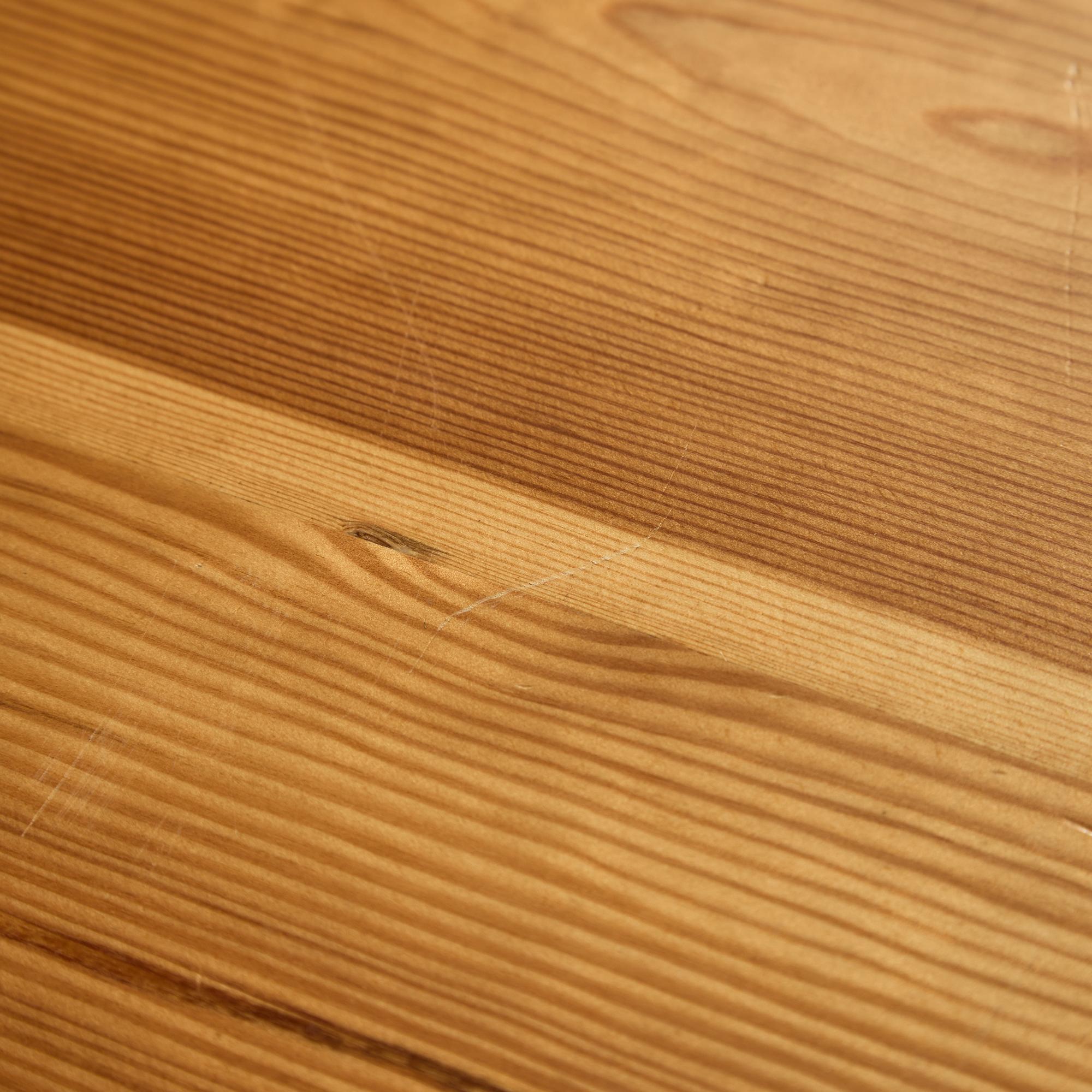 Table longue en pin canadien avec pieds vernis noirs en vente 5