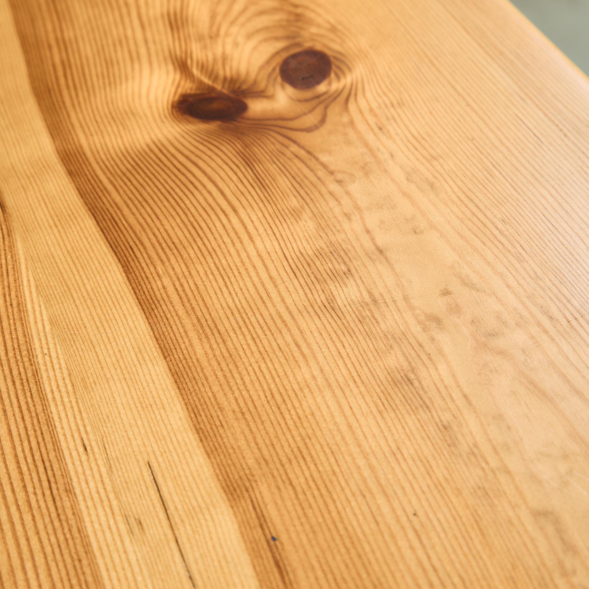 Table longue en pin canadien avec pieds vernis noirs en vente 6